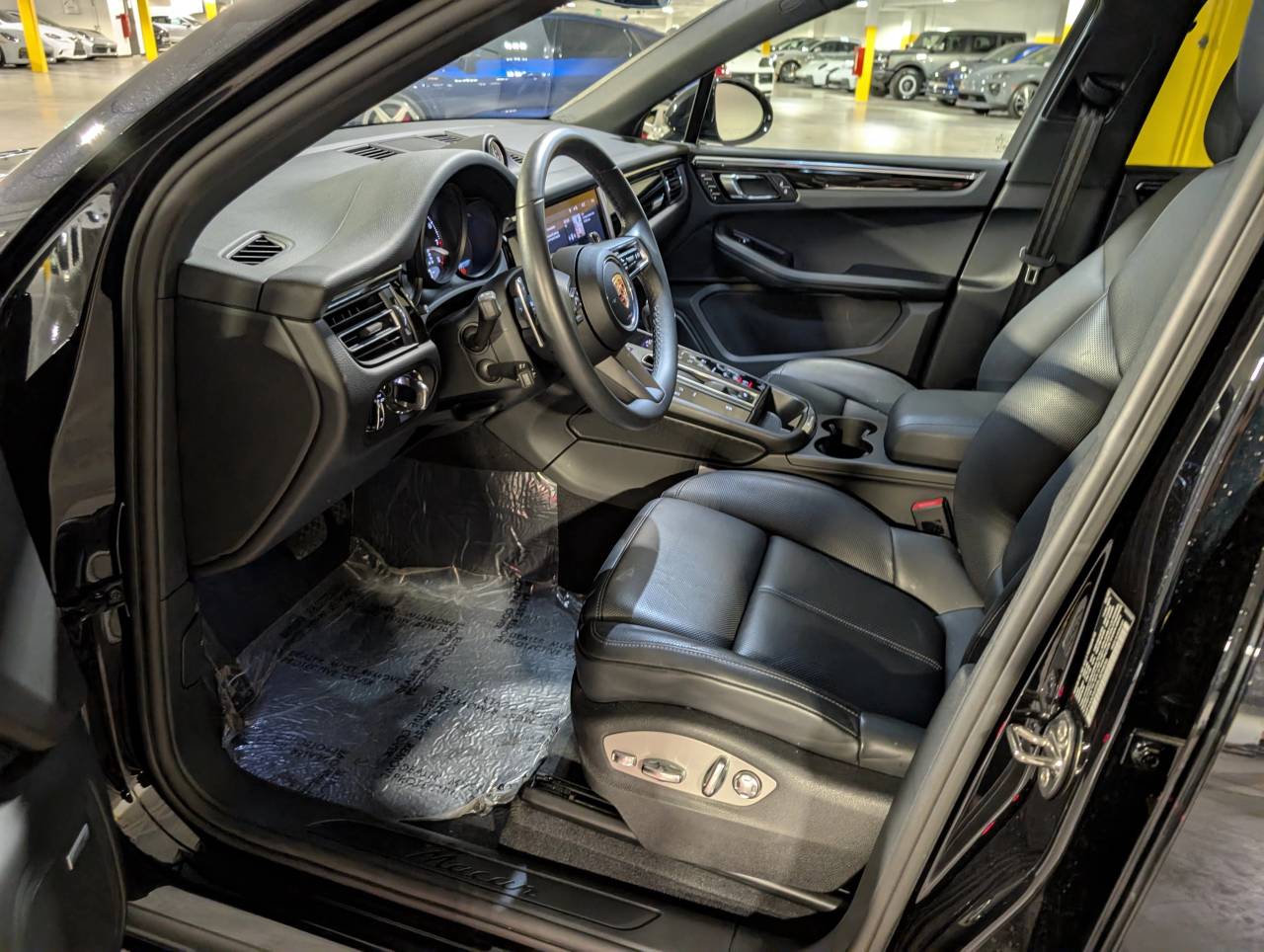 2025 Porsche Macan - Photo 26