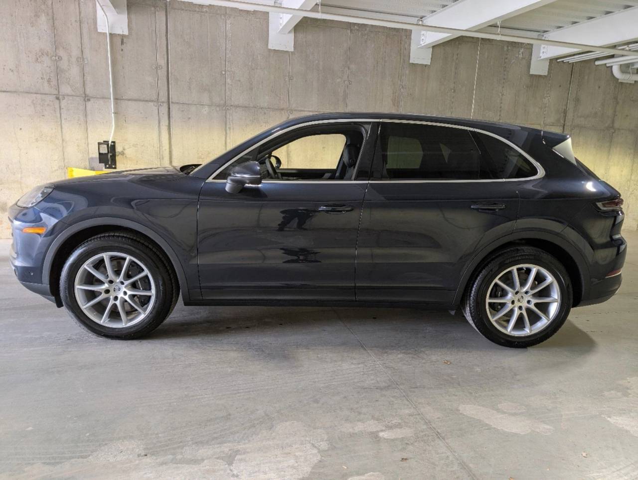 2025 Porsche Cayenne photo 2
