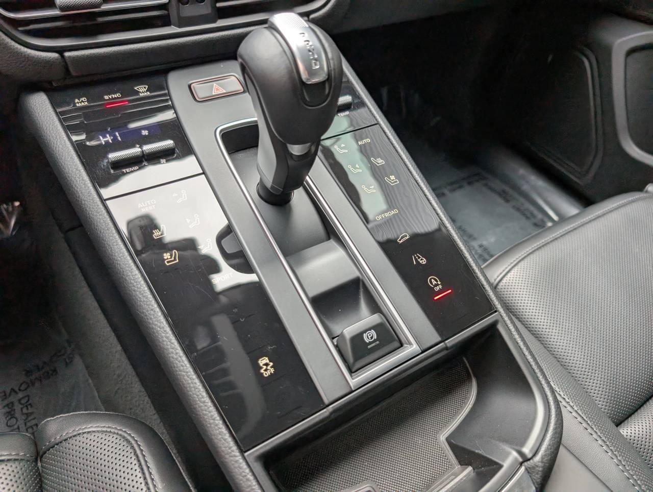 2025 Porsche Macan - Photo 37