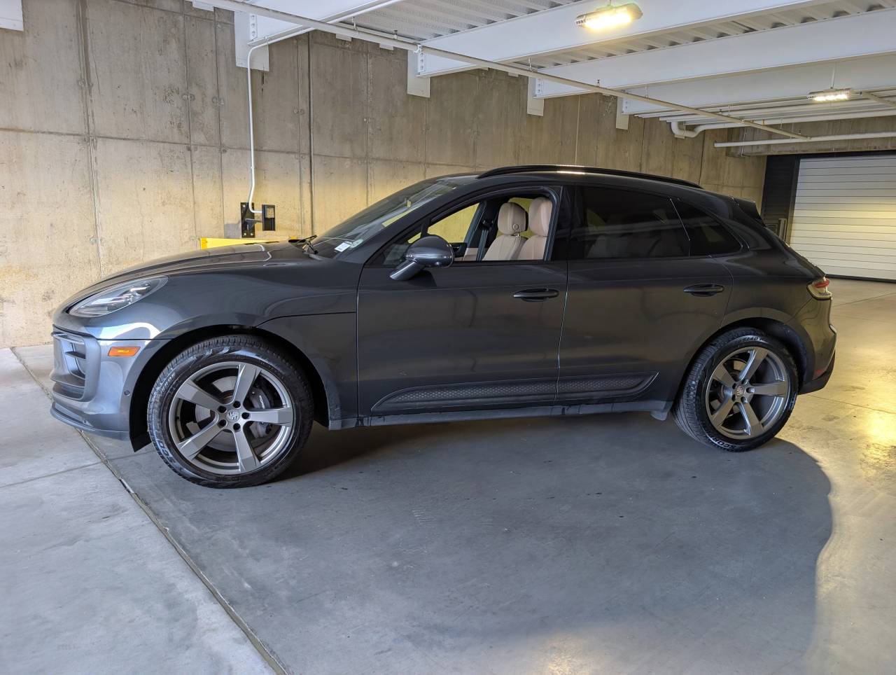 2023 Porsche Macan T photo 2