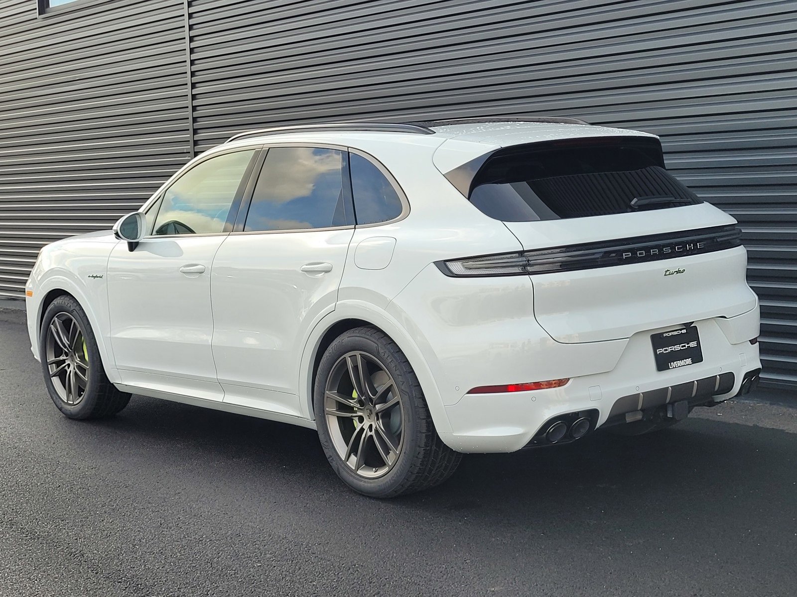 2025 Porsche Cayenne E-Hybrid Turbo photo 3