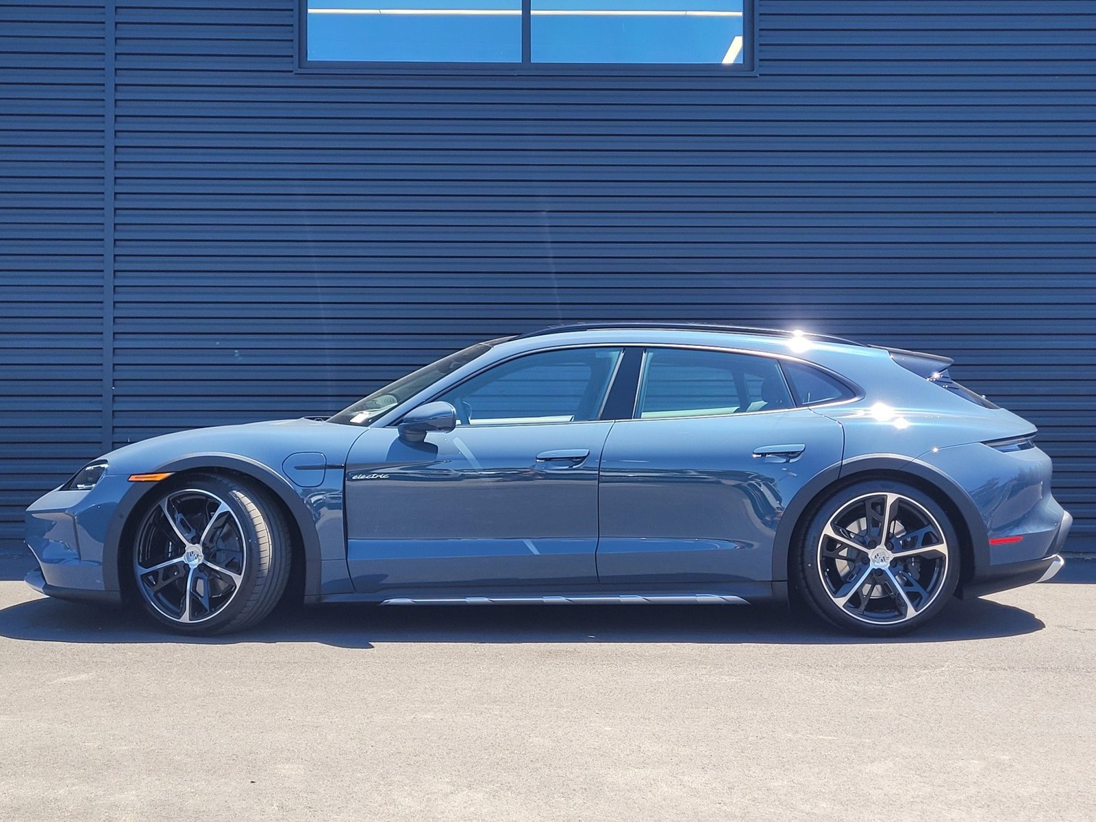 2025 Porsche Taycan Cross Turismo 4 photo 2