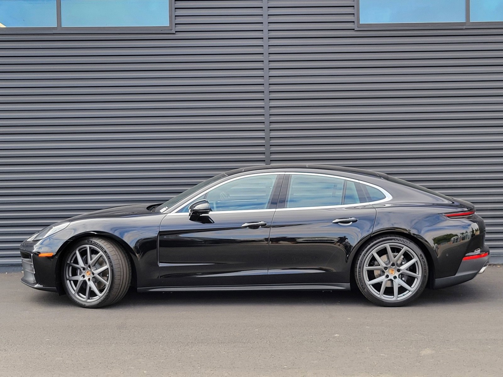 2025 Porsche Panamera 4 photo 2