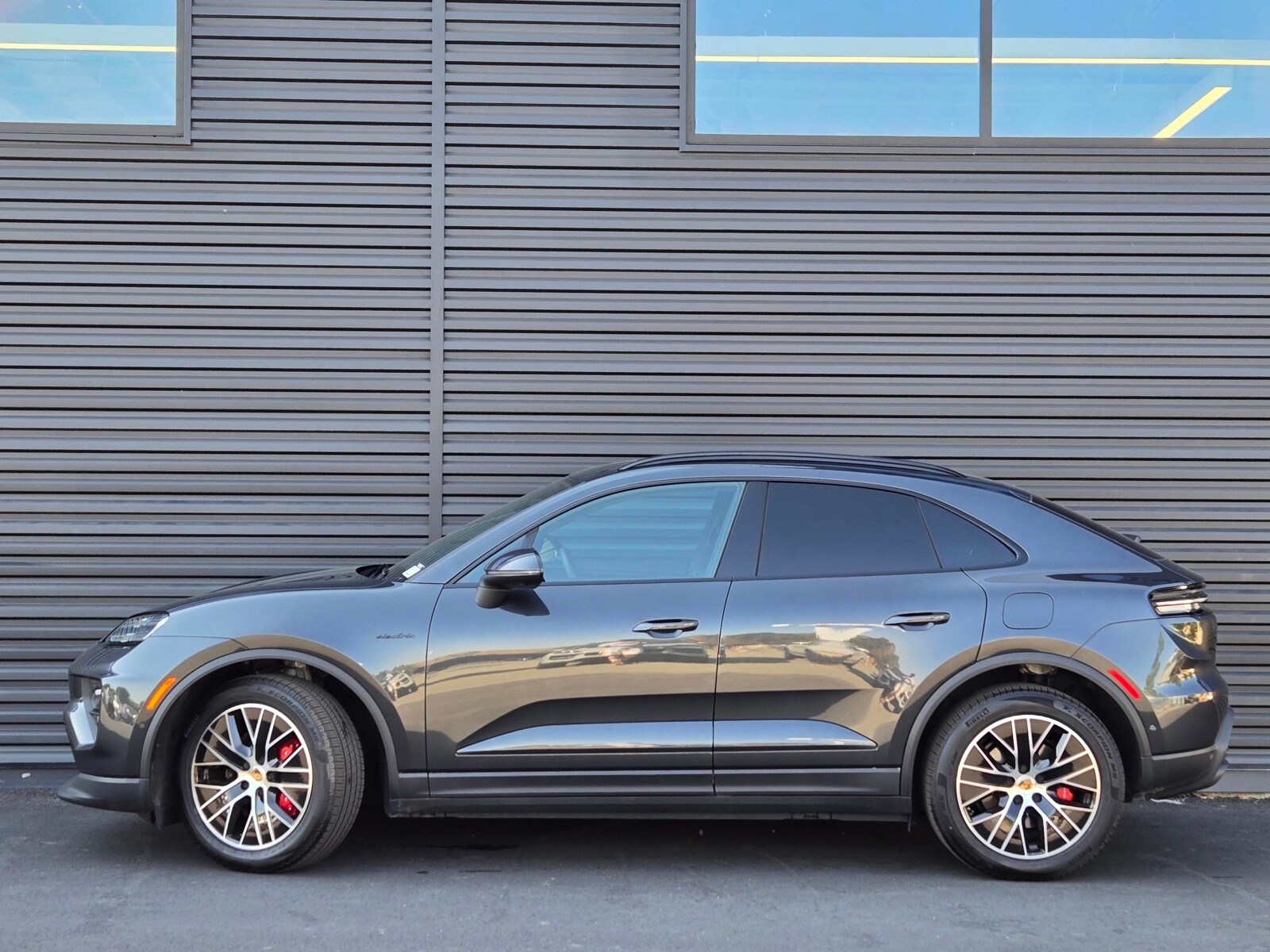 2025 Porsche Macan Electric photo 2