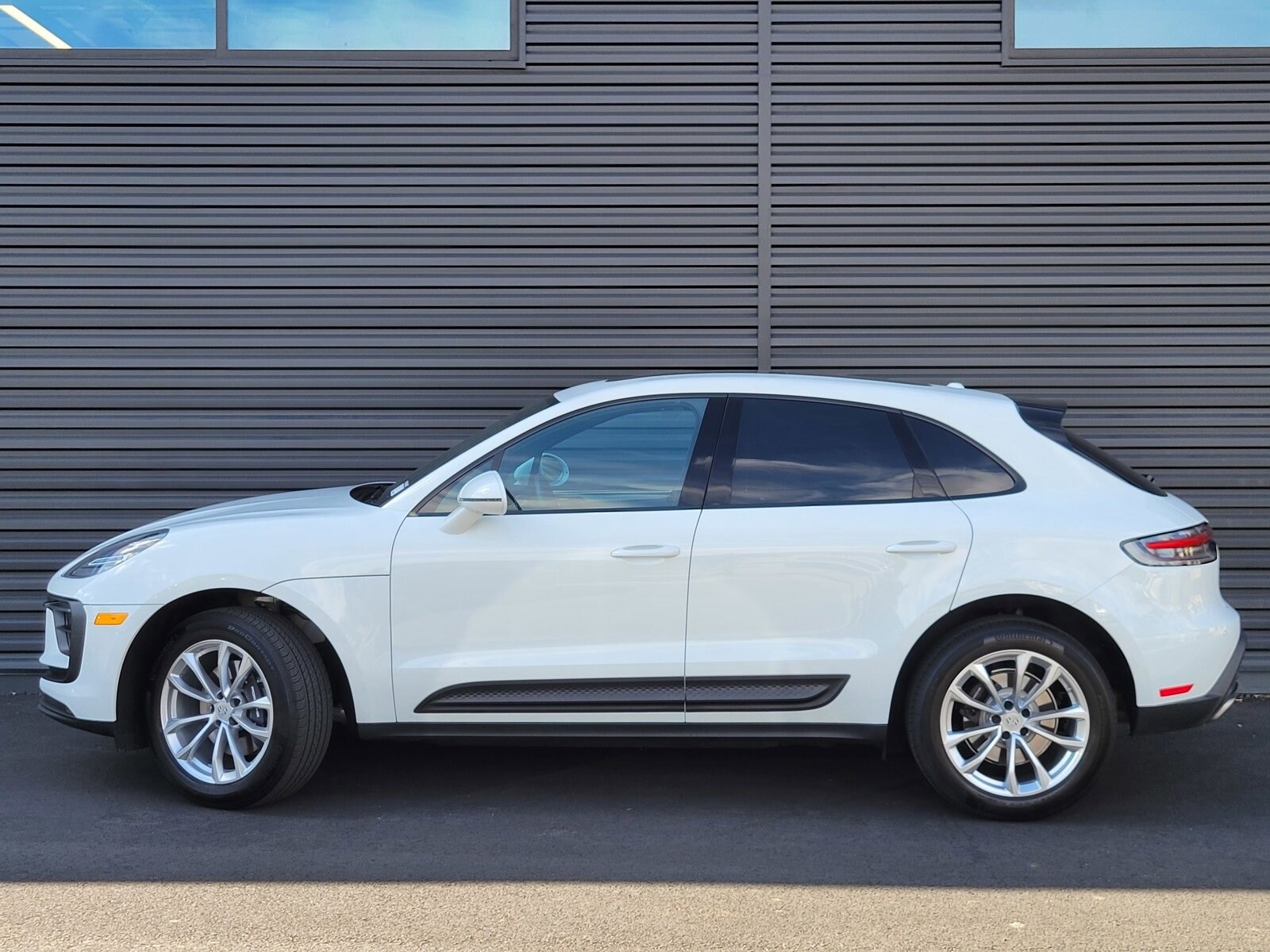 2025 Porsche Macan T photo 2