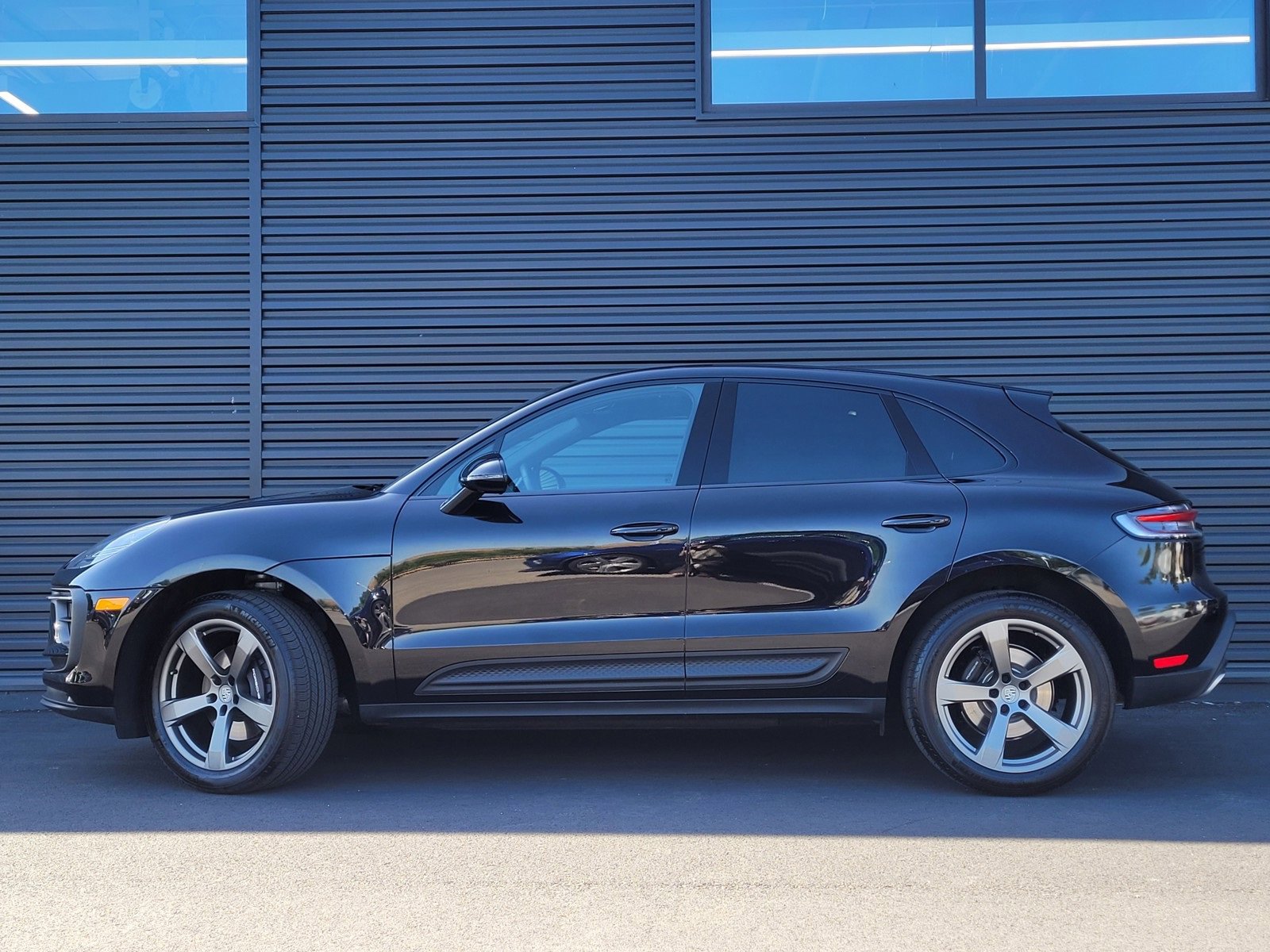 2025 Porsche Macan T photo 2