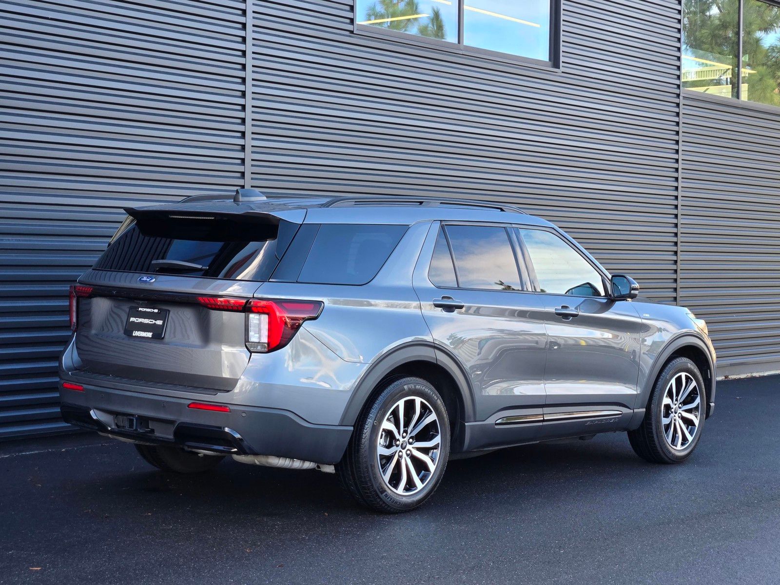 2025 Ford Explorer ST-Line photo 6