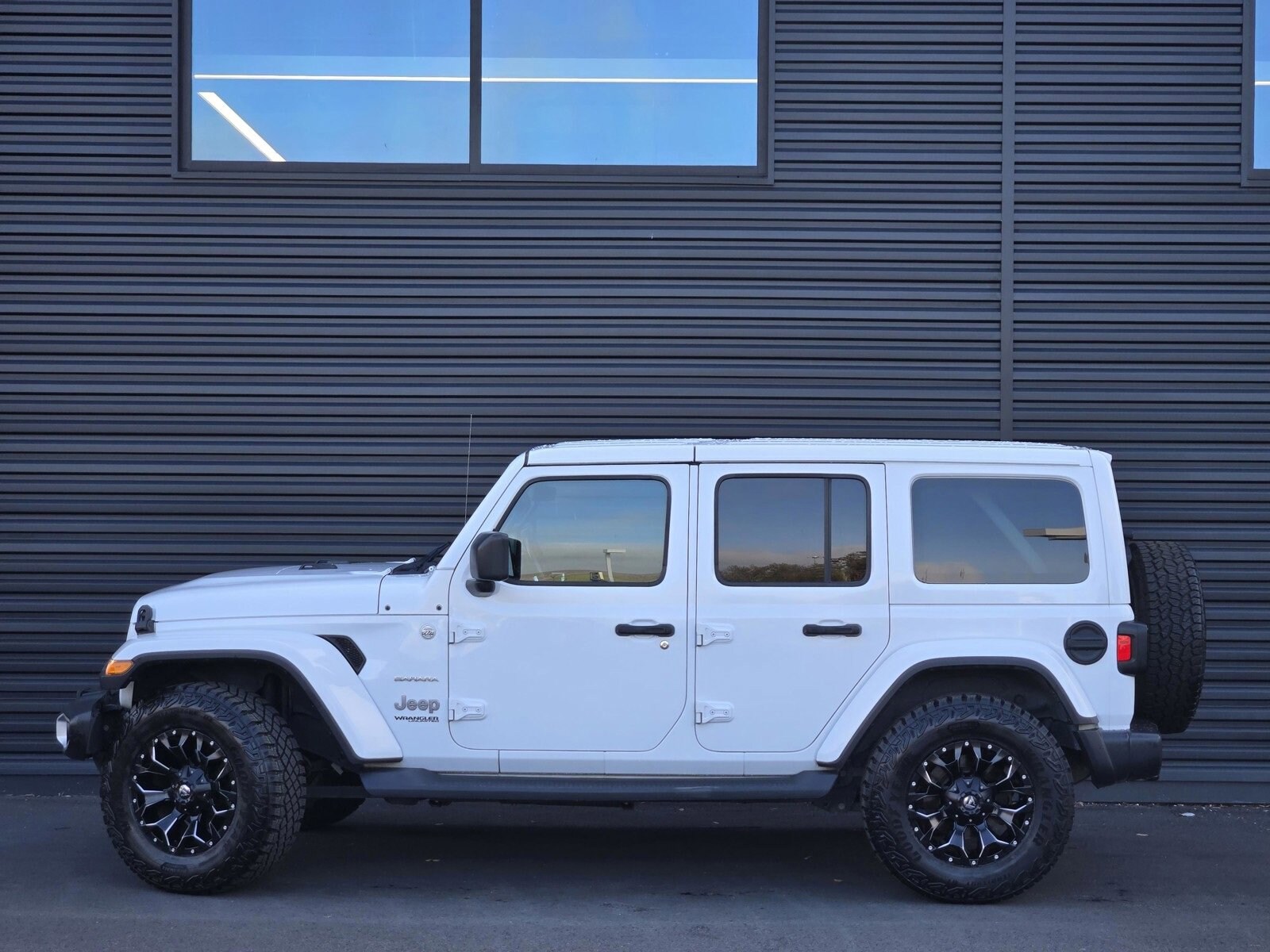 2019 Jeep Wrangler Unlimited Sahara photo 2