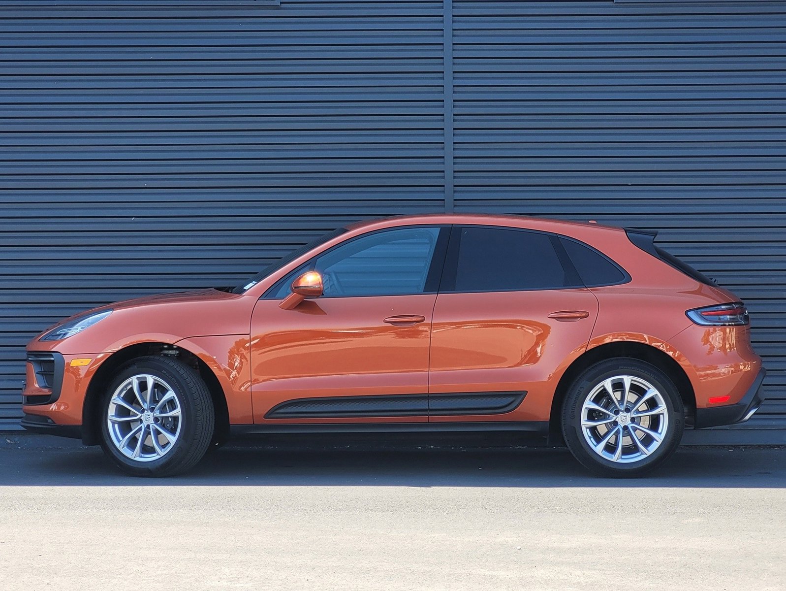 2025 Porsche Macan T photo 2