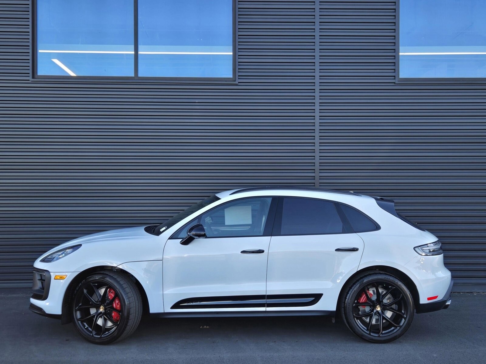 2026 Porsche Macan GTS photo 2