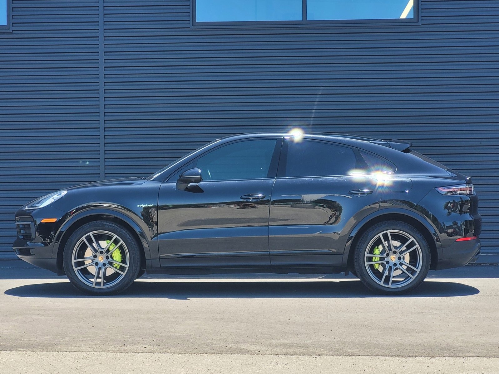 2022 Porsche Cayenne E-Hybrid Coupe photo 2