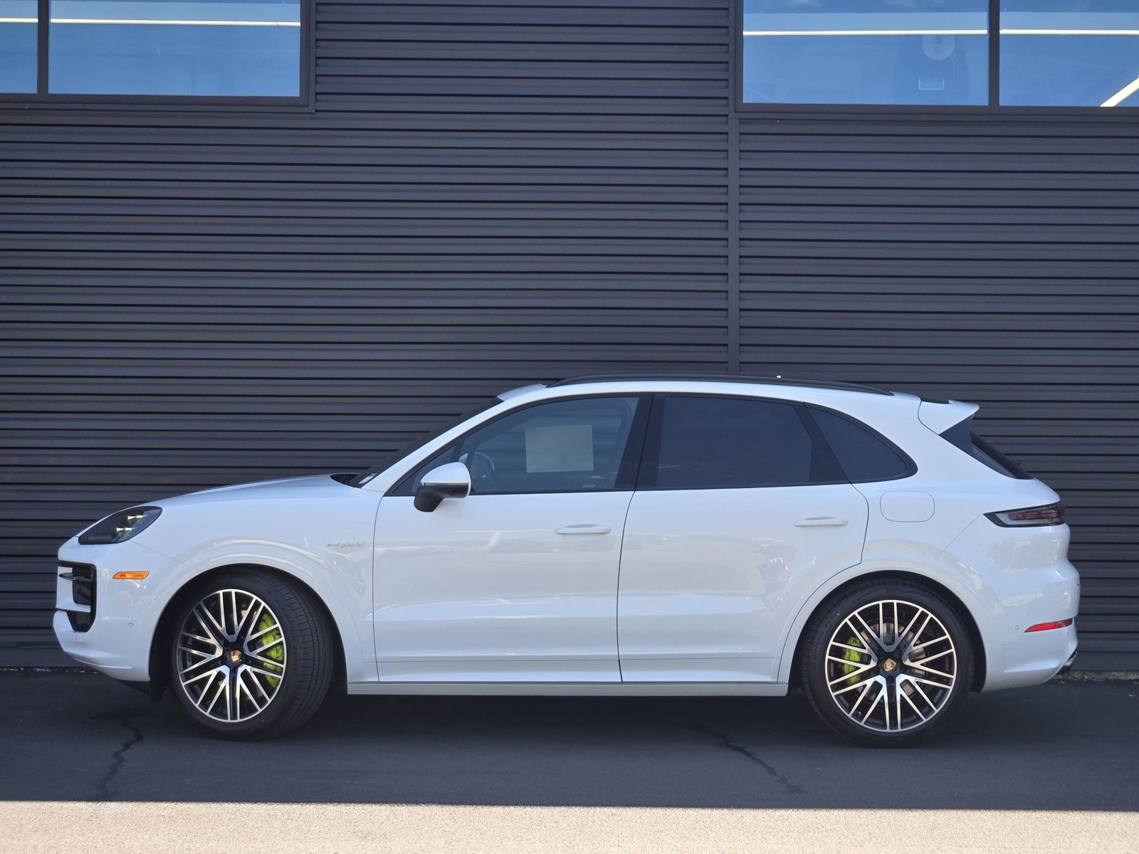 2025 Porsche Cayenne S E-Hybrid photo 2