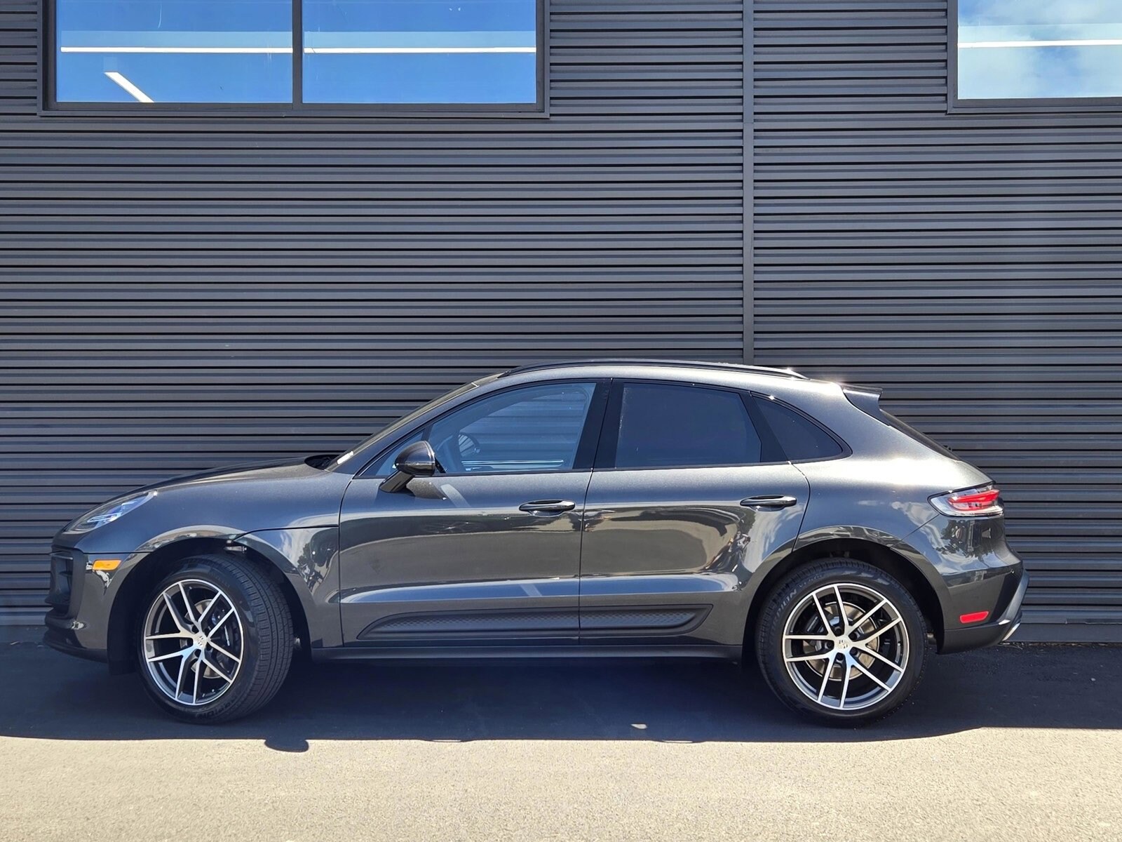 2025 Porsche Macan T photo 2