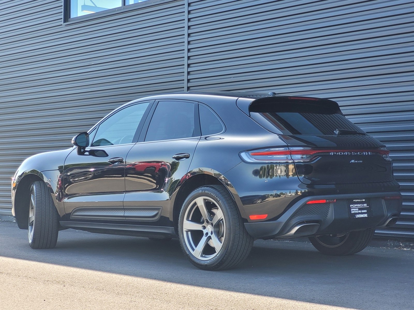 2025 Porsche Macan T photo 3