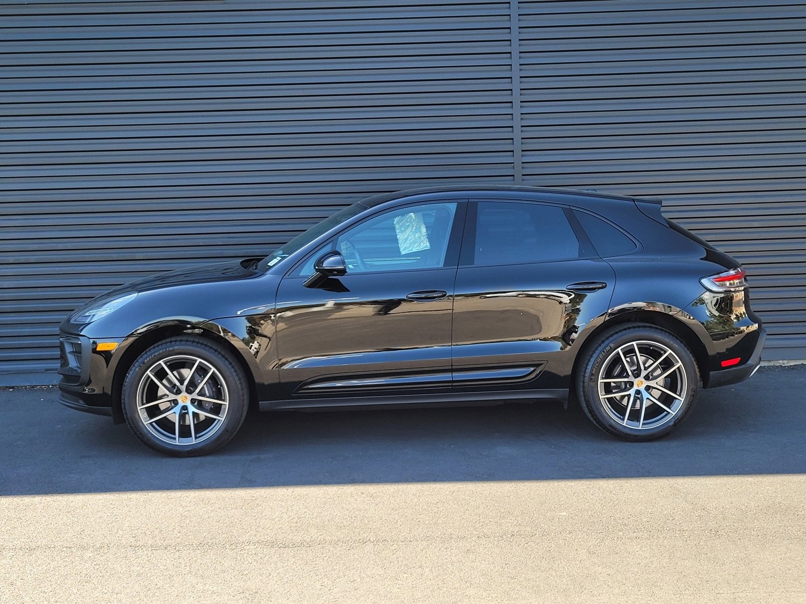 2025 Porsche Macan T photo 2