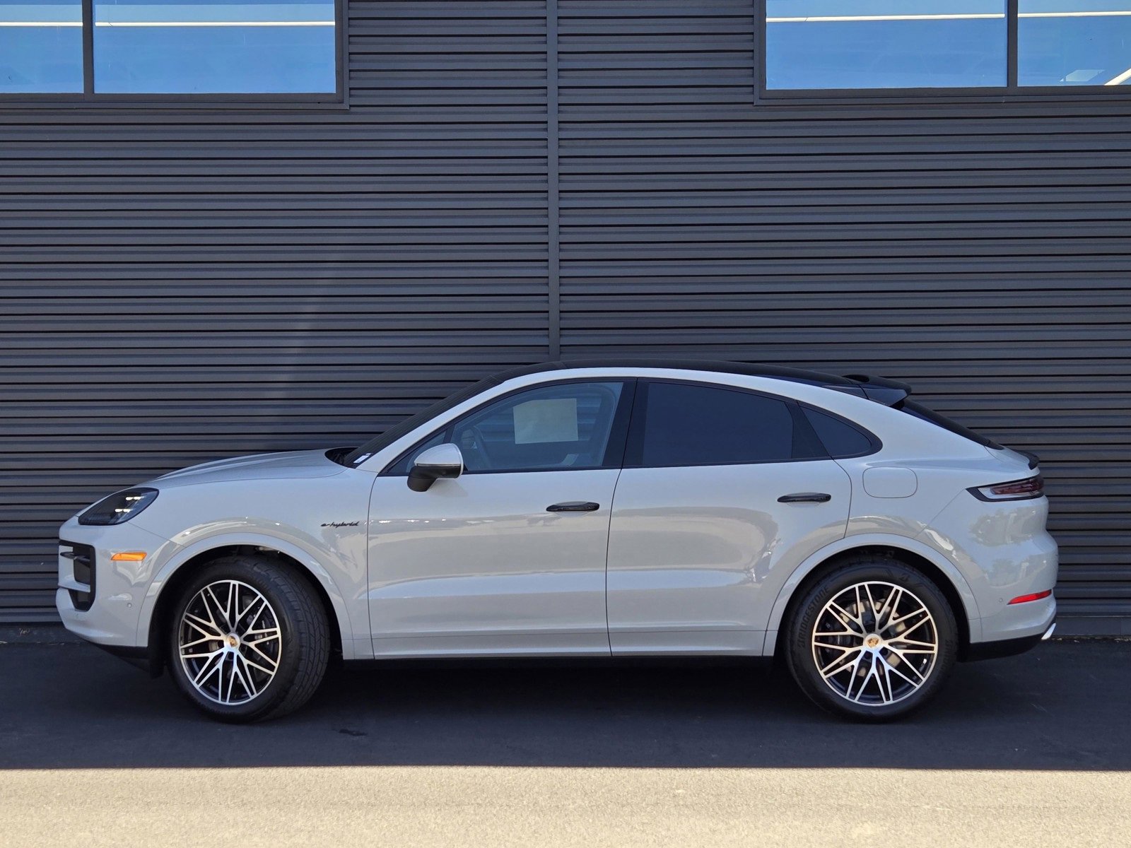 2025 Porsche Cayenne Coupe E-Hybrid photo 2