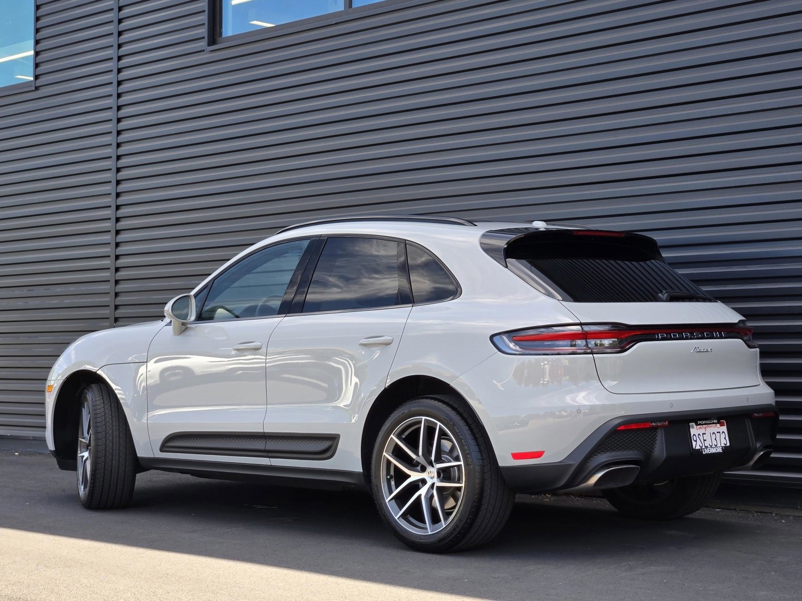 2025 Porsche Macan photo 3
