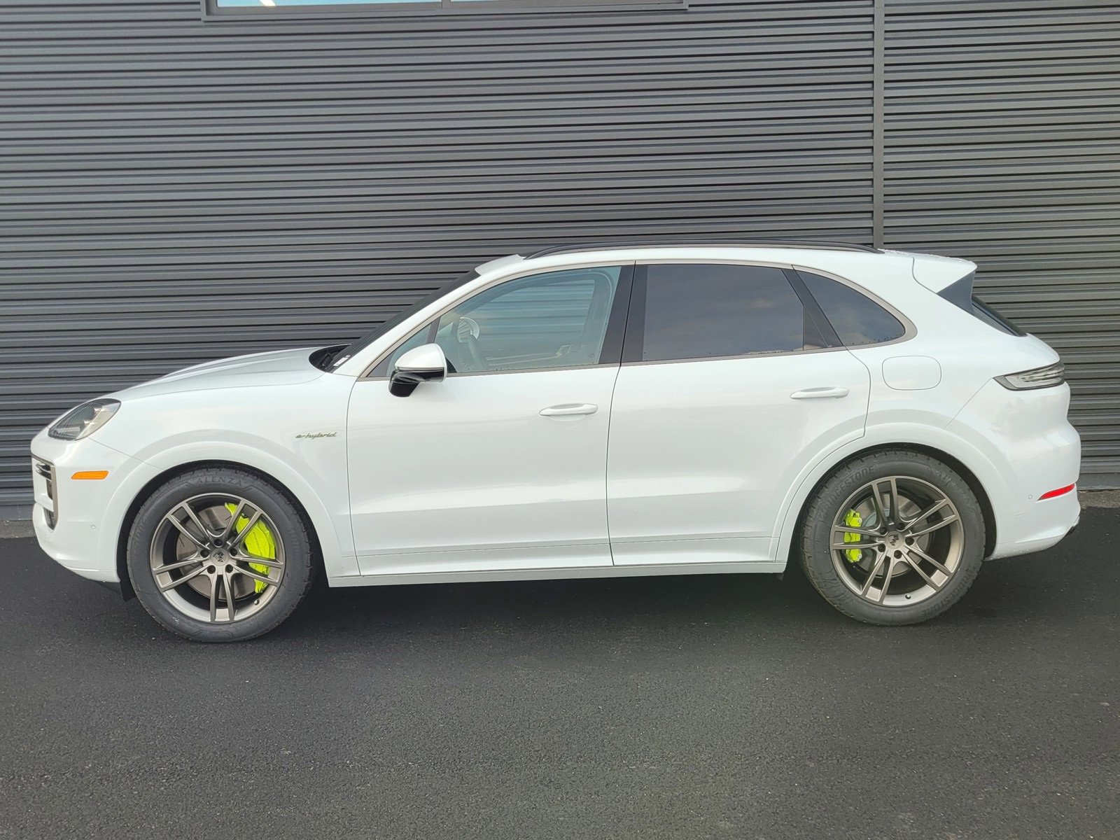 2025 Porsche Cayenne E-Hybrid Turbo photo 2