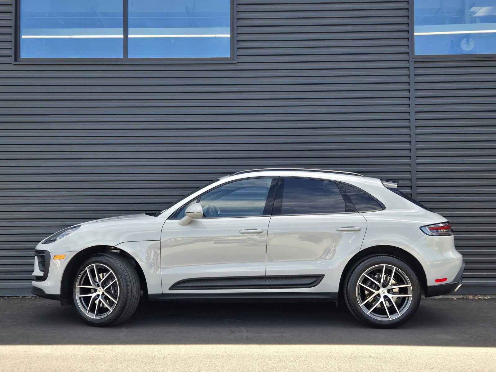 2025 Porsche Macan photo 2