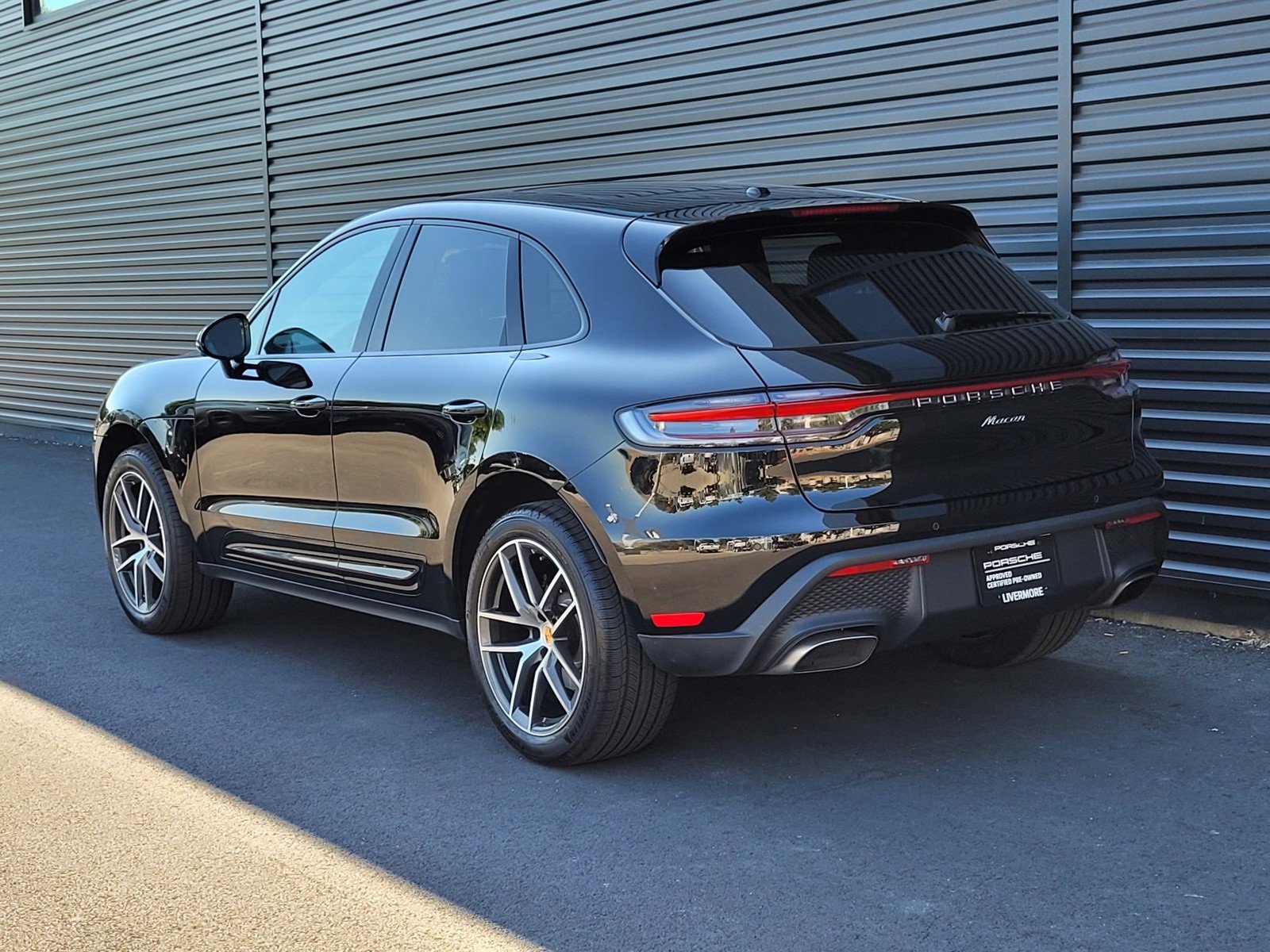 2025 Porsche Macan T photo 3