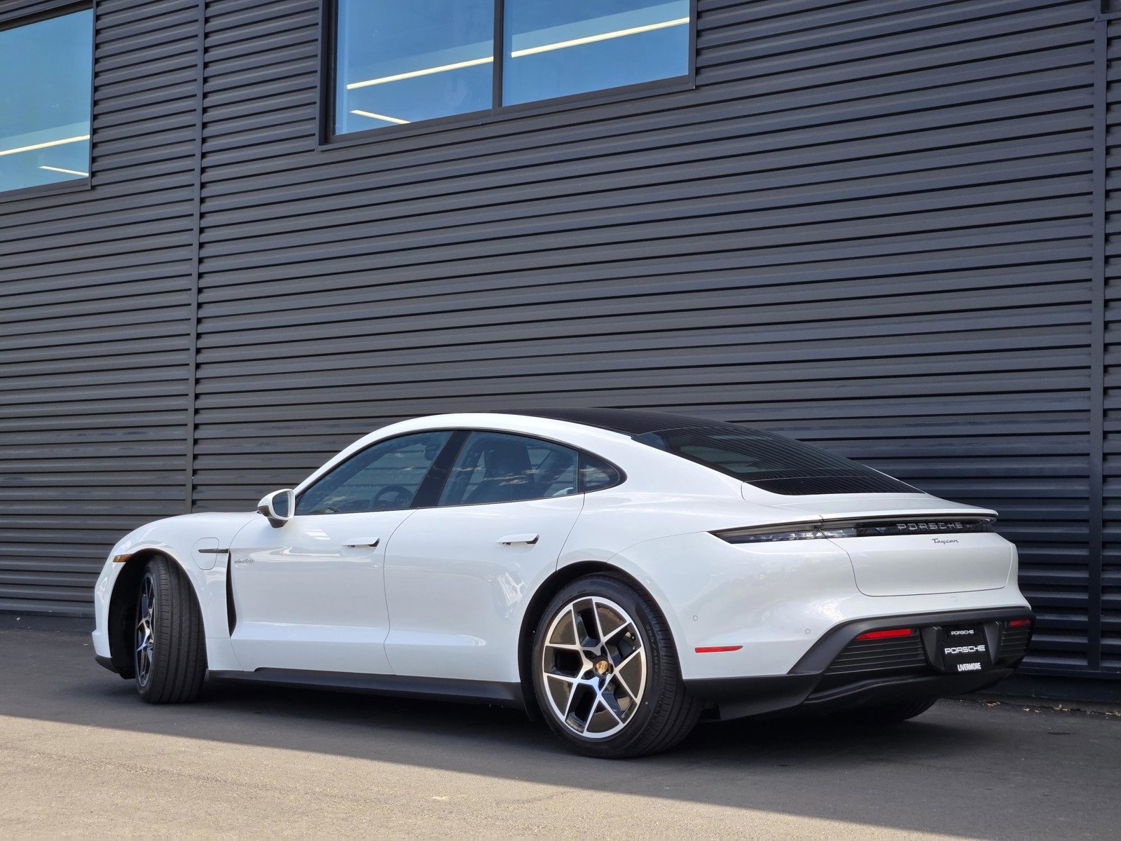 2025 Porsche Taycan photo 3