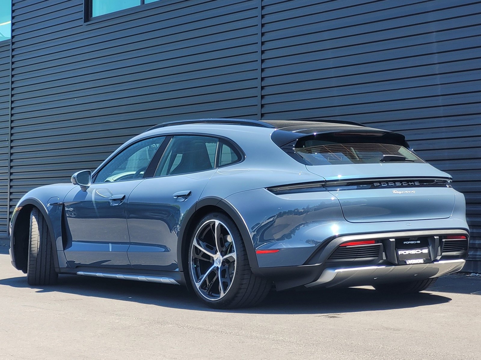 2025 Porsche Taycan Cross Turismo 4 photo 3