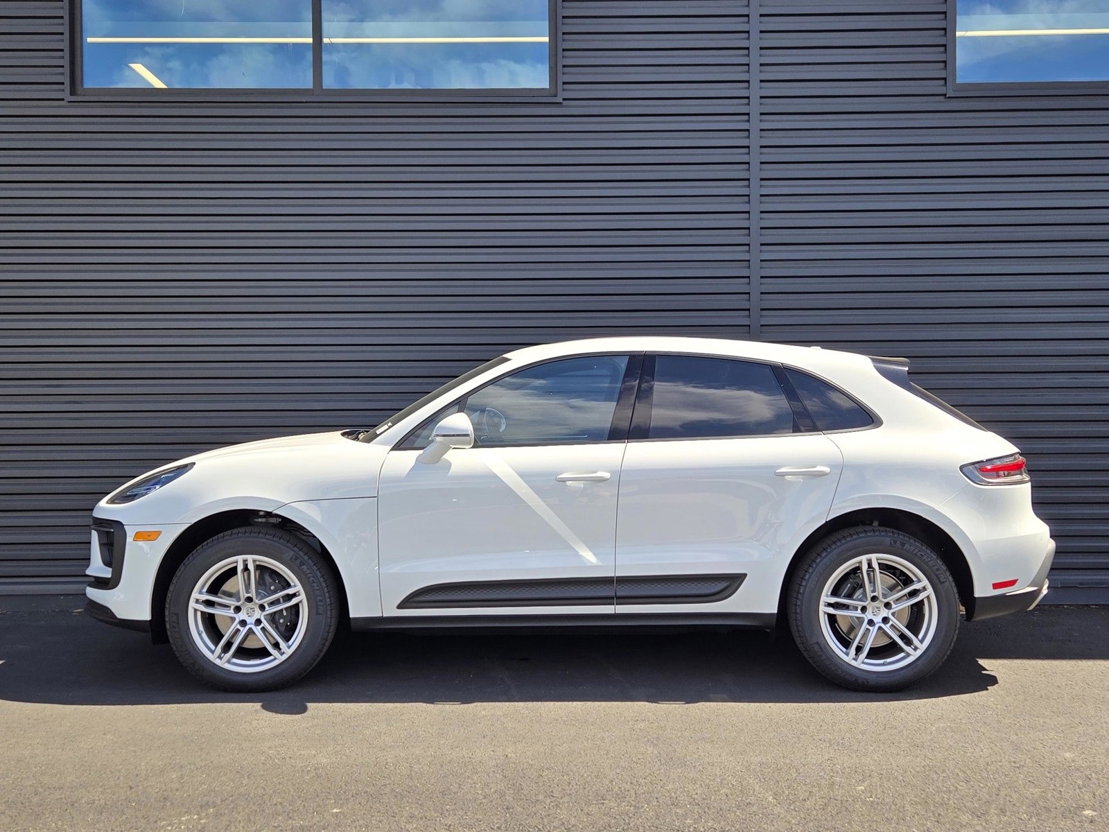 2025 Porsche Macan T photo 2