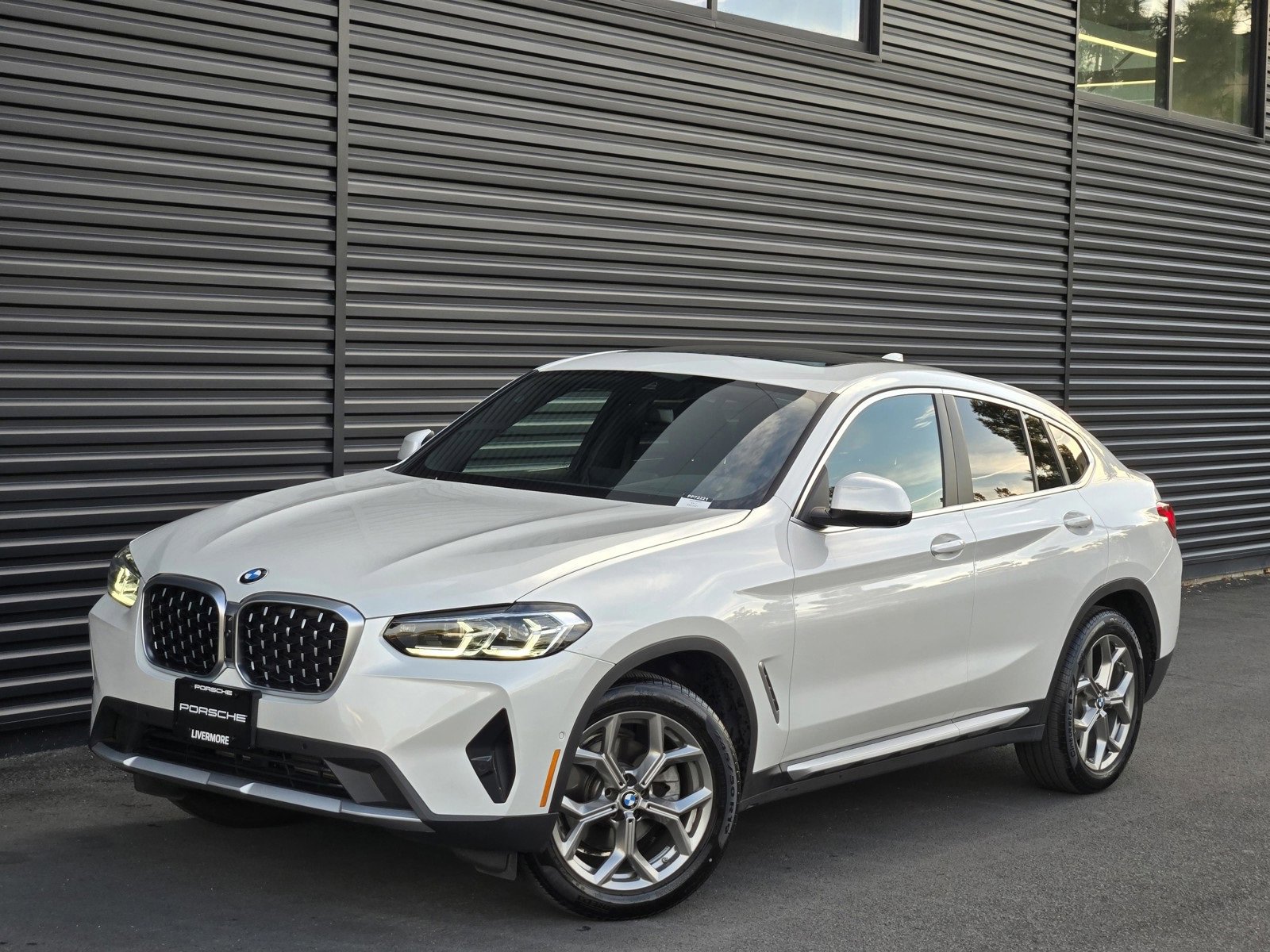 2025 BMW X4 30i's photo