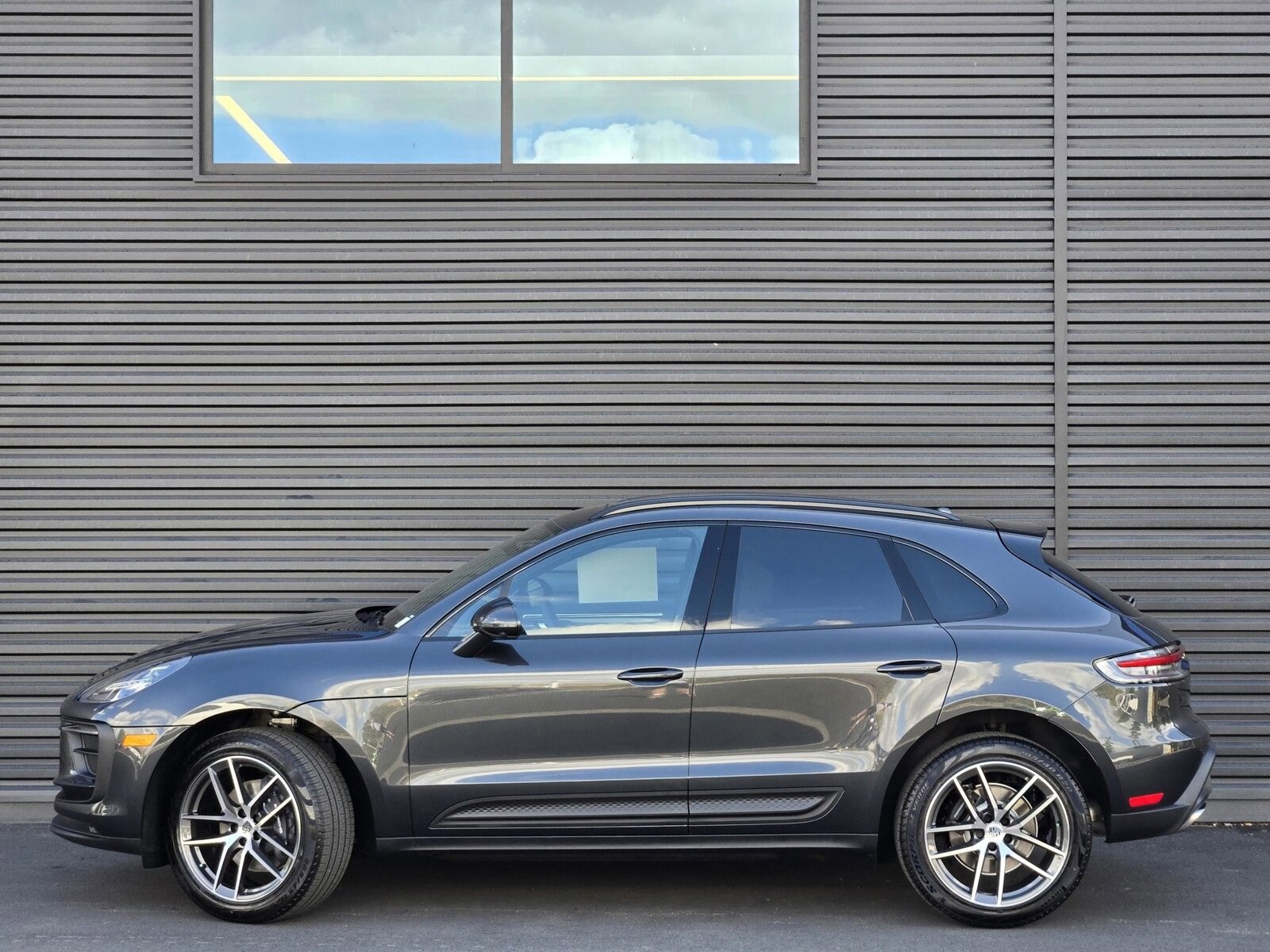 2026 Porsche Macan T photo 2