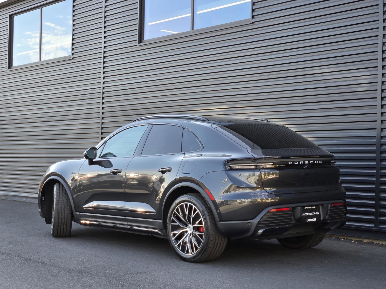 2025 Porsche Macan Electric photo 3
