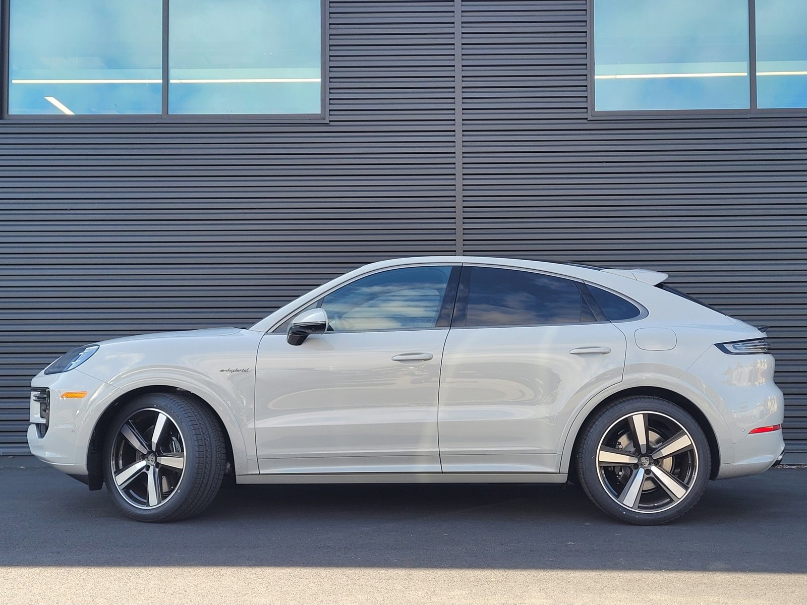 2025 Porsche Cayenne Coupe Turbo E-Hybrid photo 2