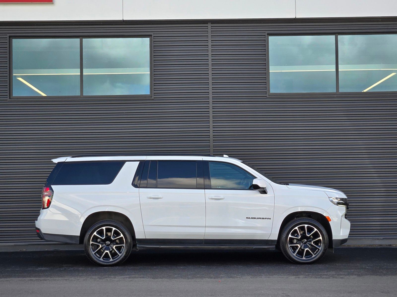 2023 Chevrolet Suburban RST photo 3