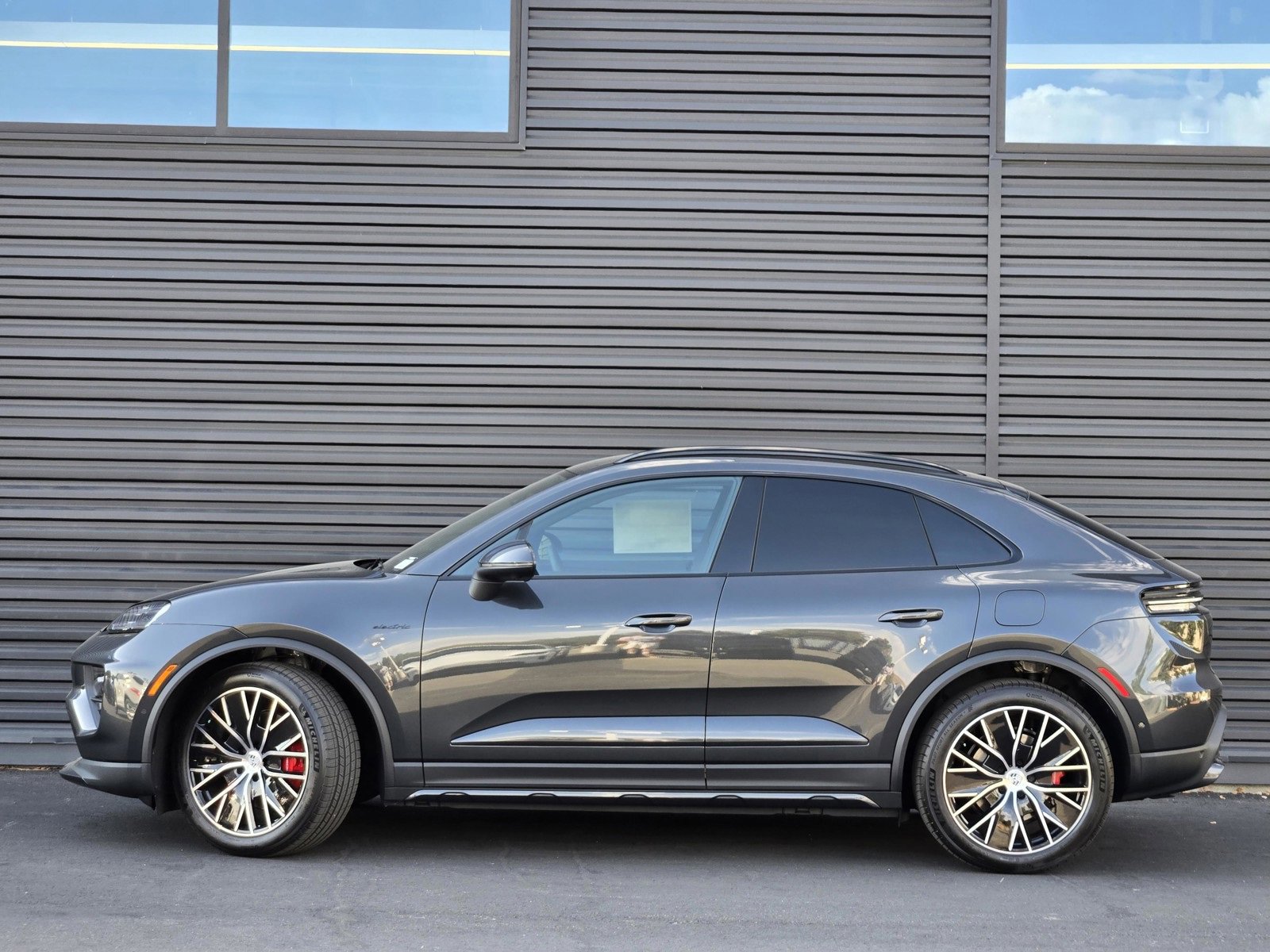 2025 Porsche Macan Electric photo 2