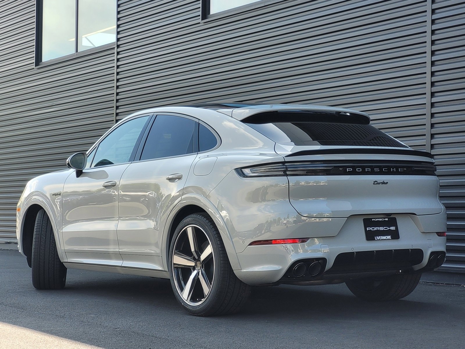 2025 Porsche Cayenne Coupe Turbo E-Hybrid photo 3