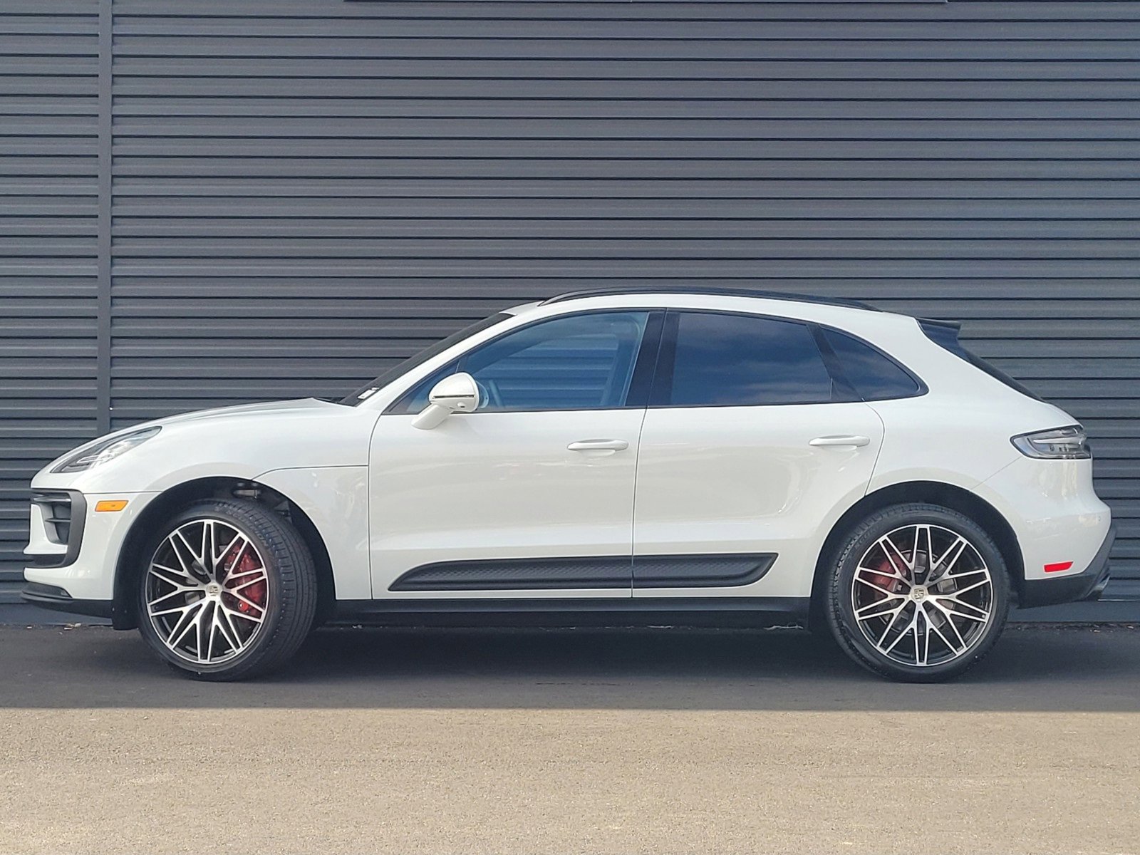 2025 Porsche Macan S photo 2