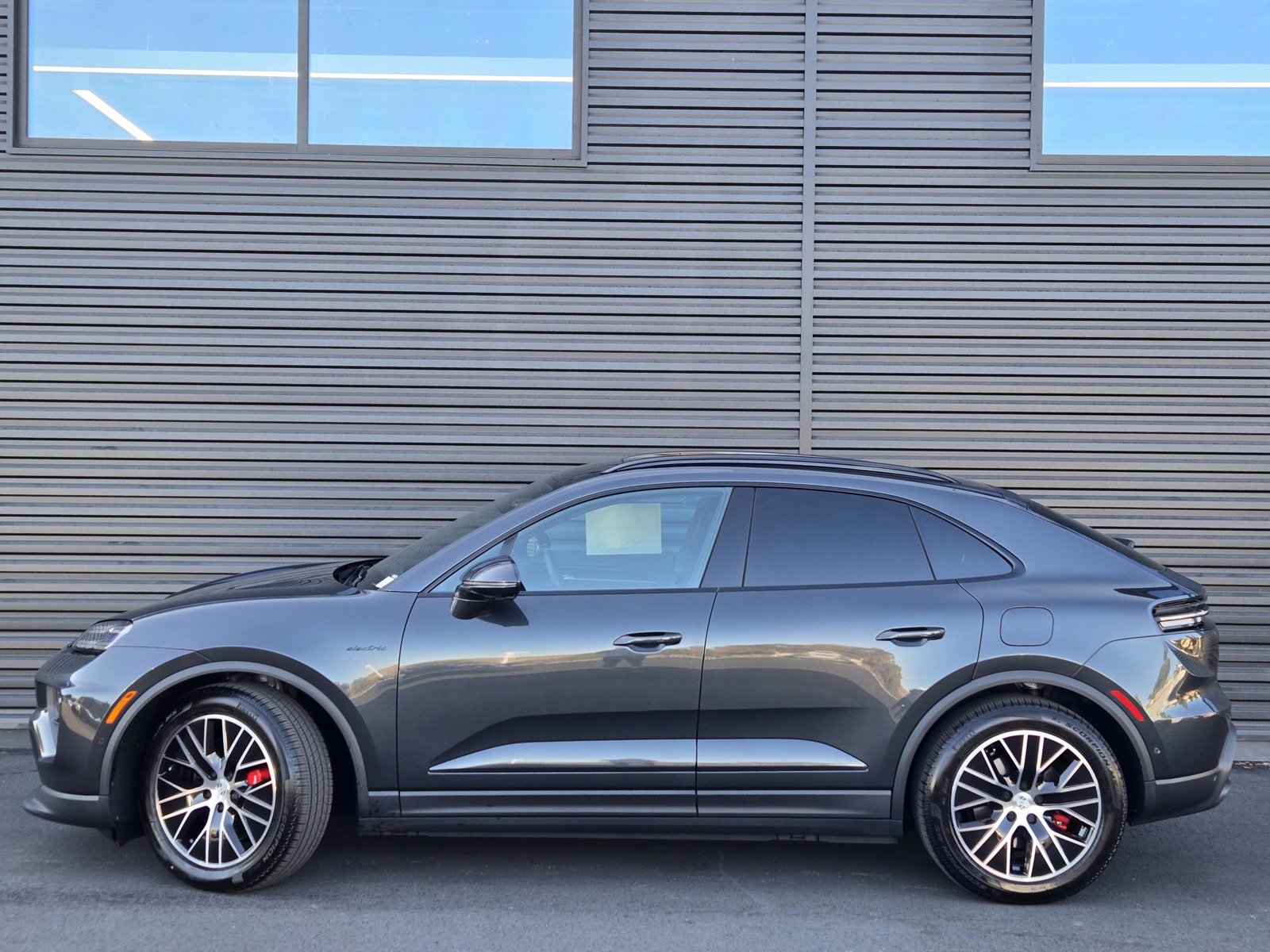 2025 Porsche Macan Electric photo 2