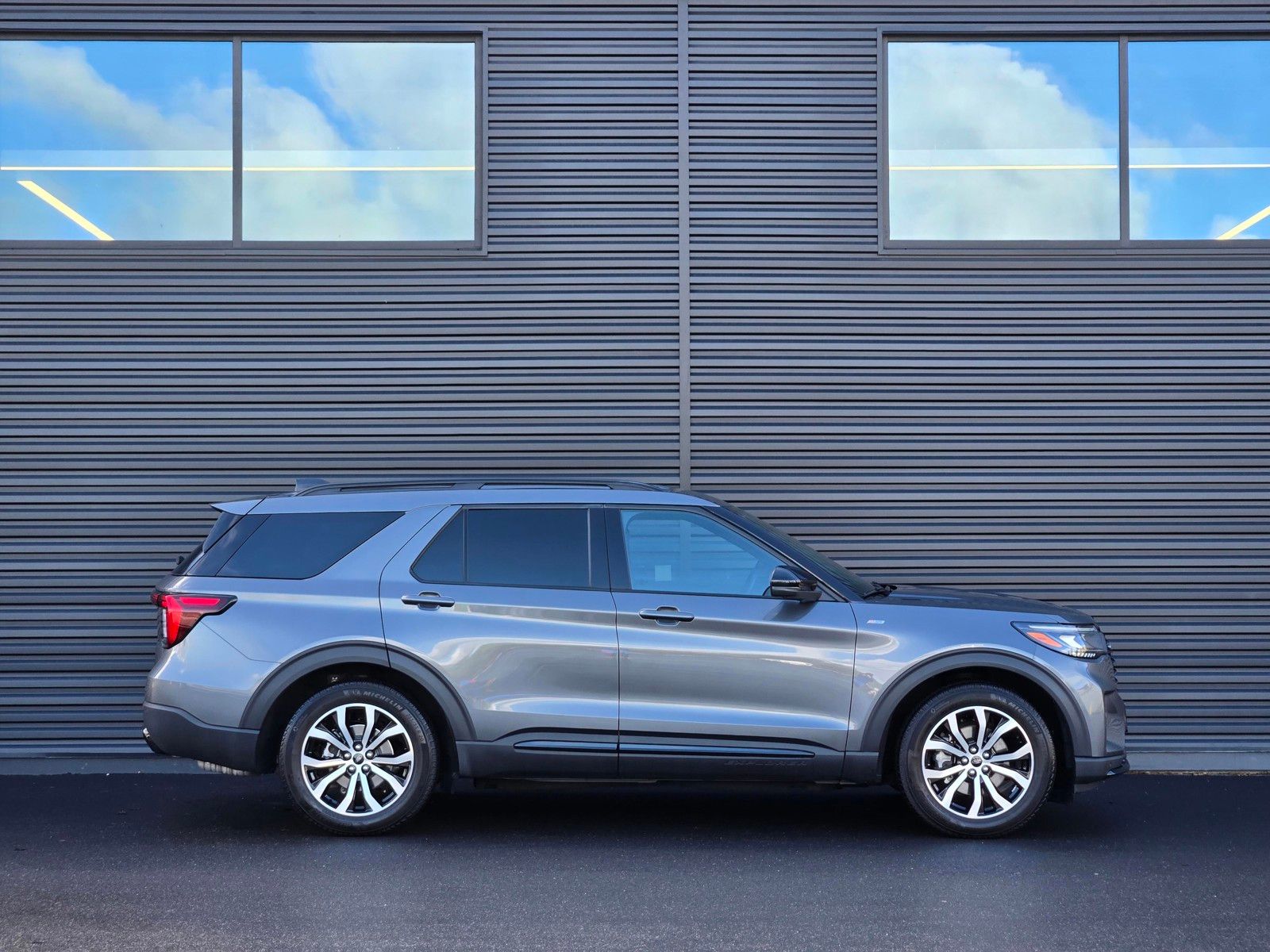 2025 Ford Explorer ST-Line photo 3