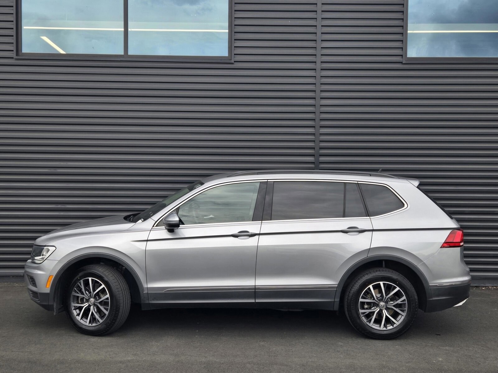 2020 Volkswagen Tiguan SE Sport photo 2