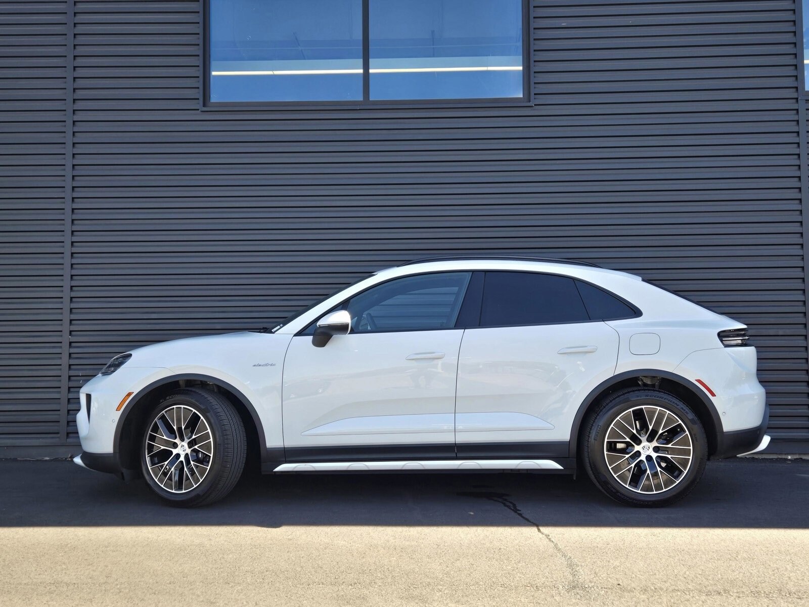 2025 Porsche Macan Electric photo 2