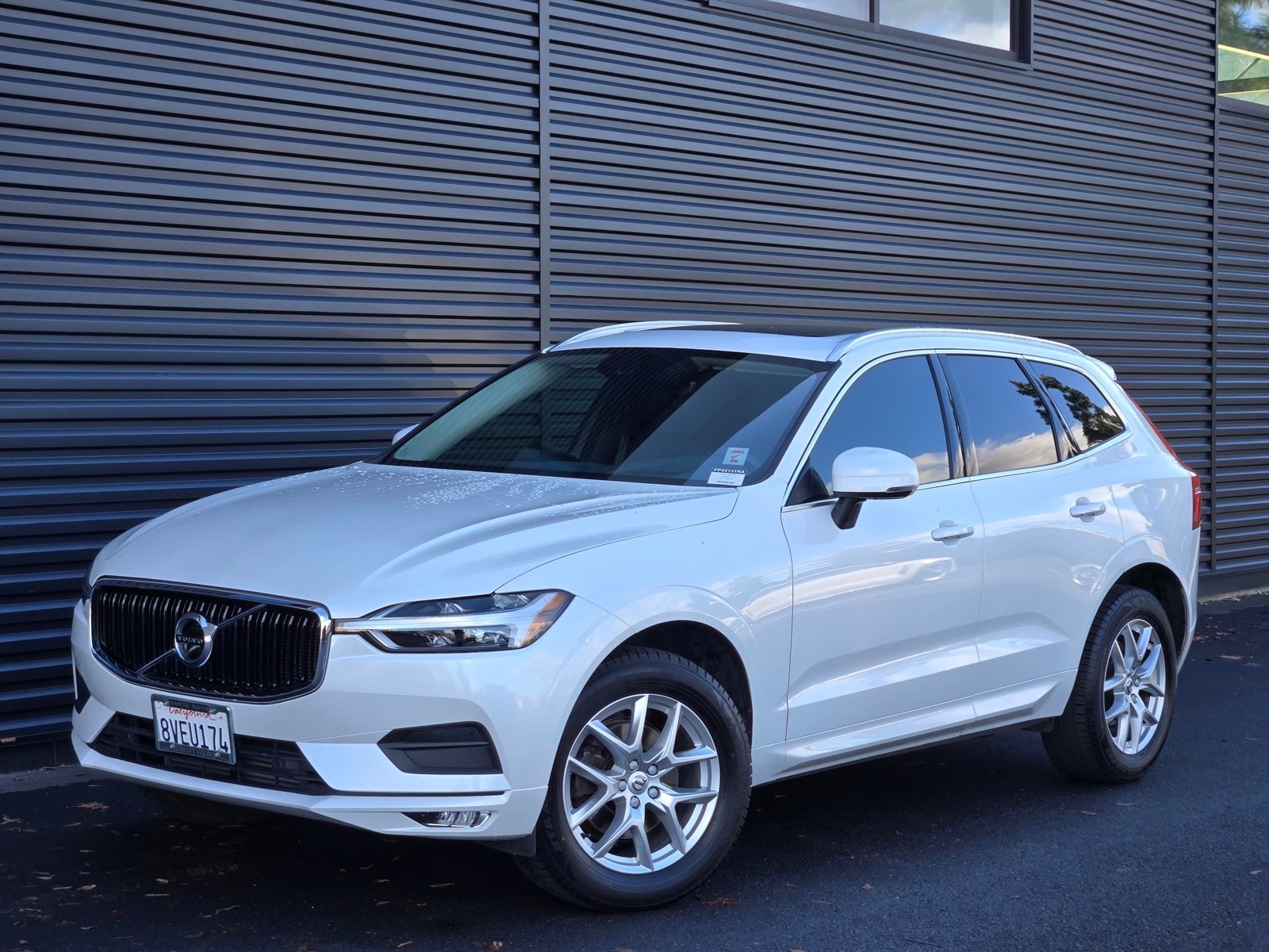 2021 Volvo XC60 Momentum's photo