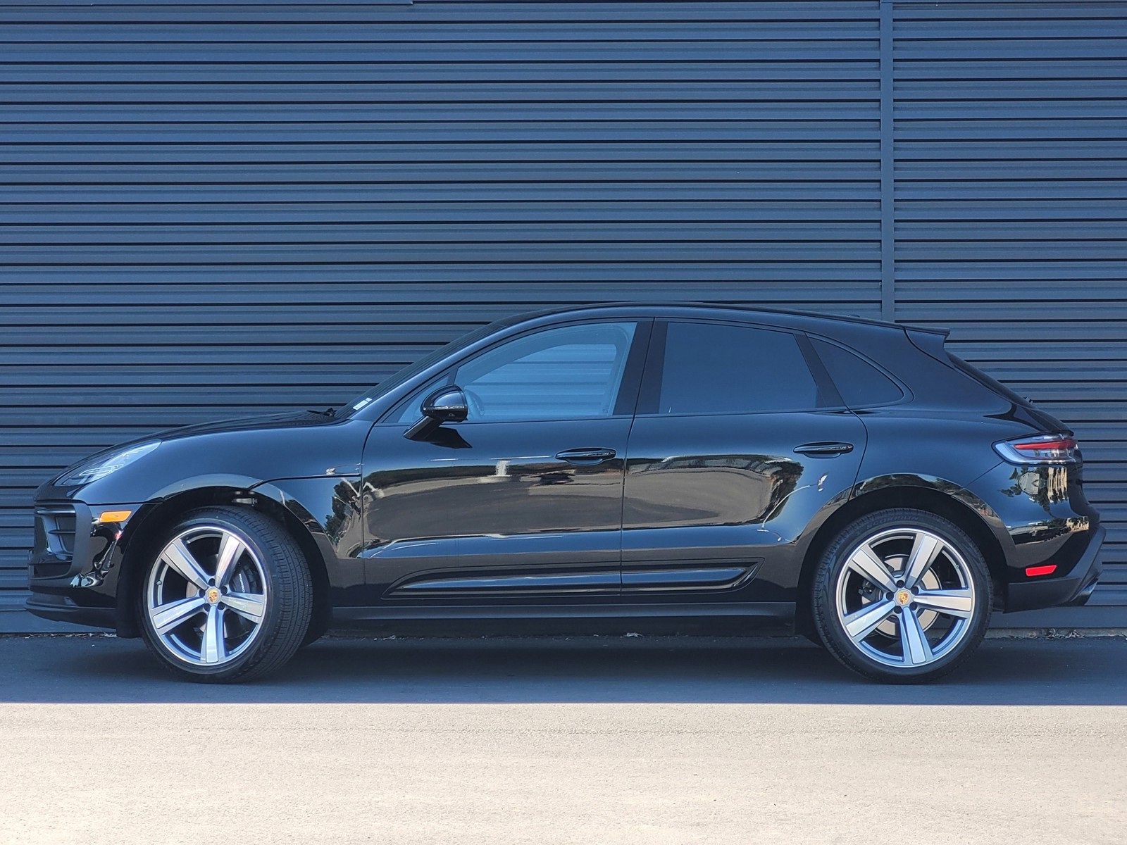 2025 Porsche Macan T photo 2