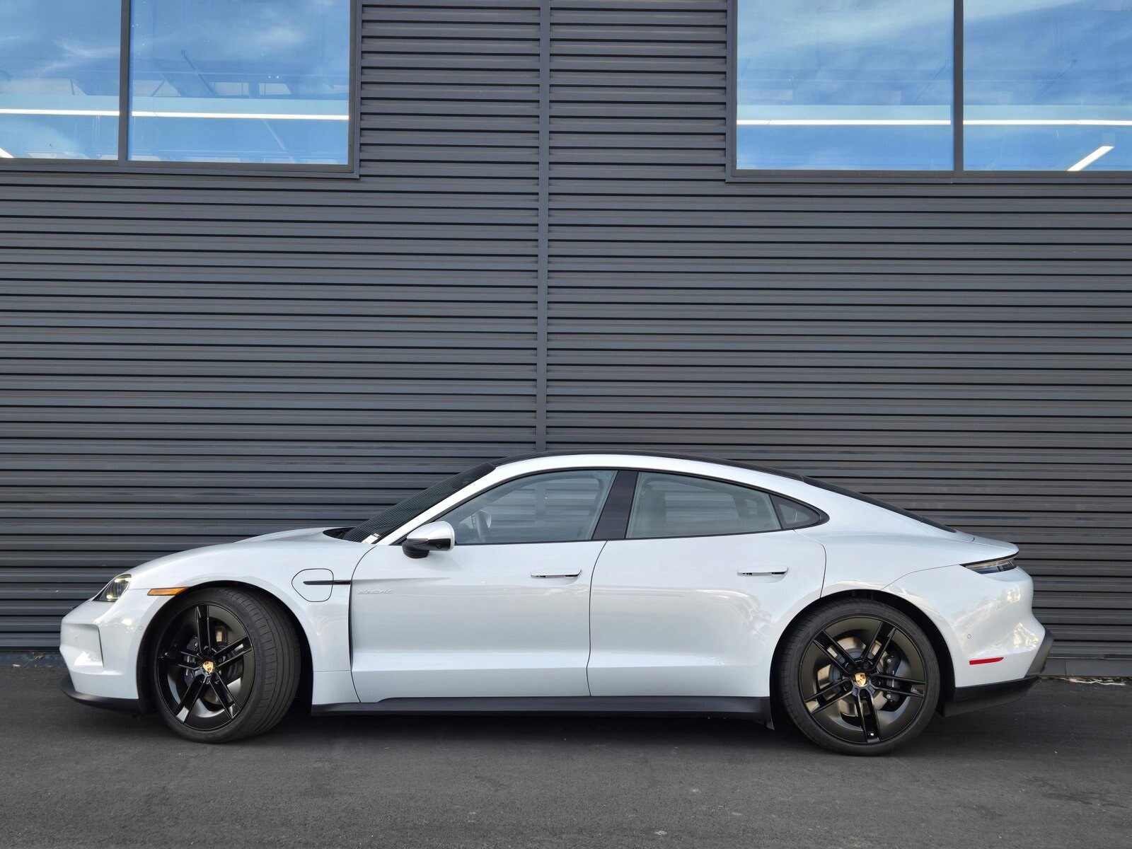 2025 Porsche Taycan photo 2