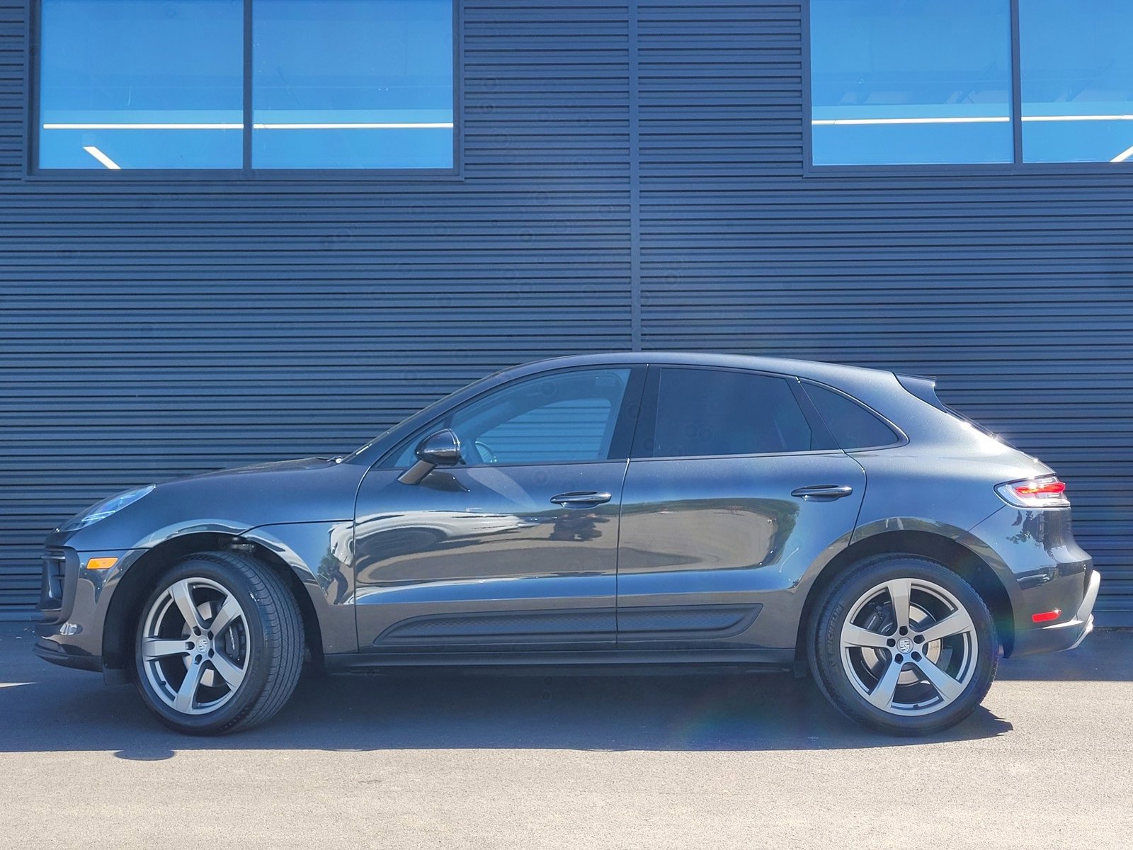 2024 Porsche Macan T photo 2