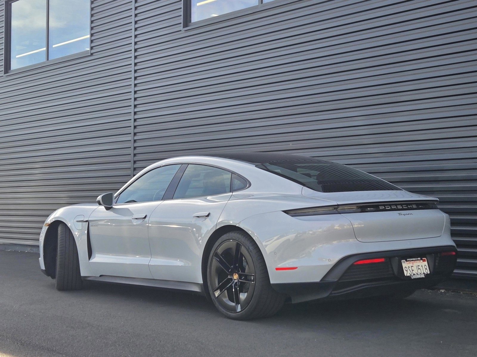 2025 Porsche Taycan photo 3