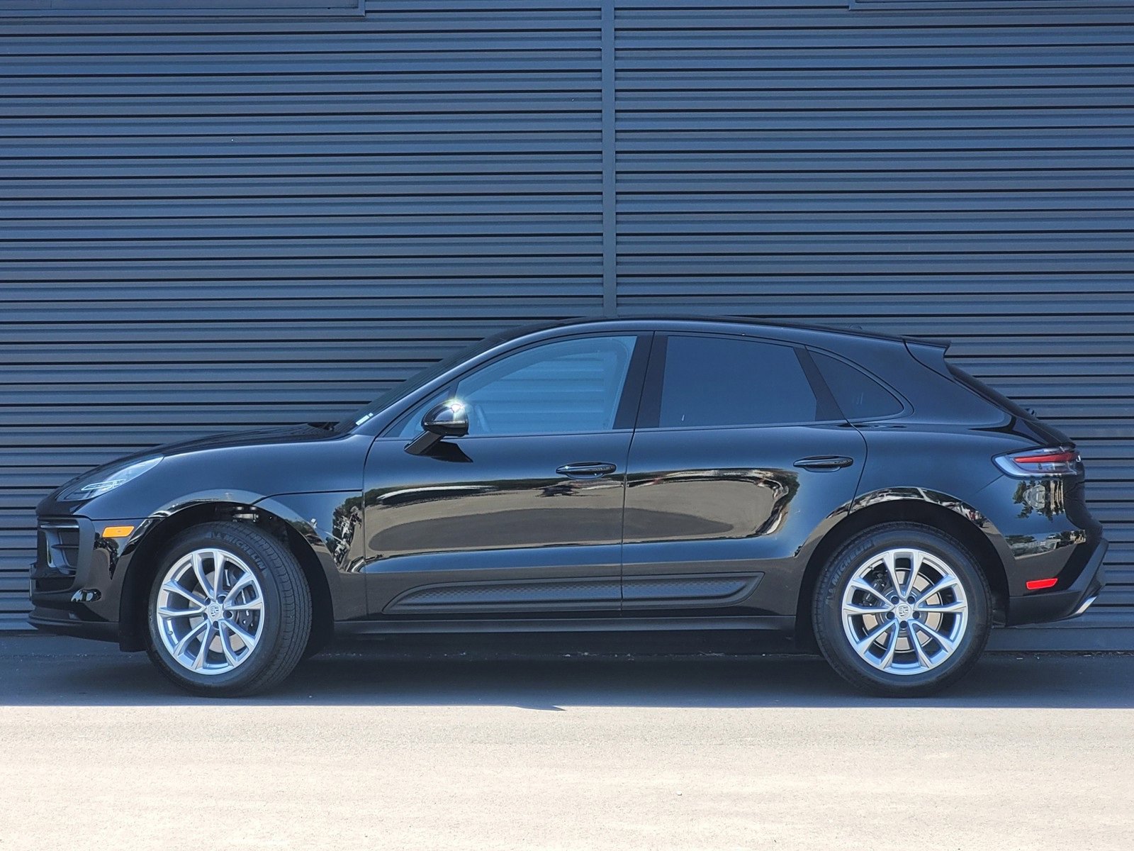 2025 Porsche Macan T photo 2