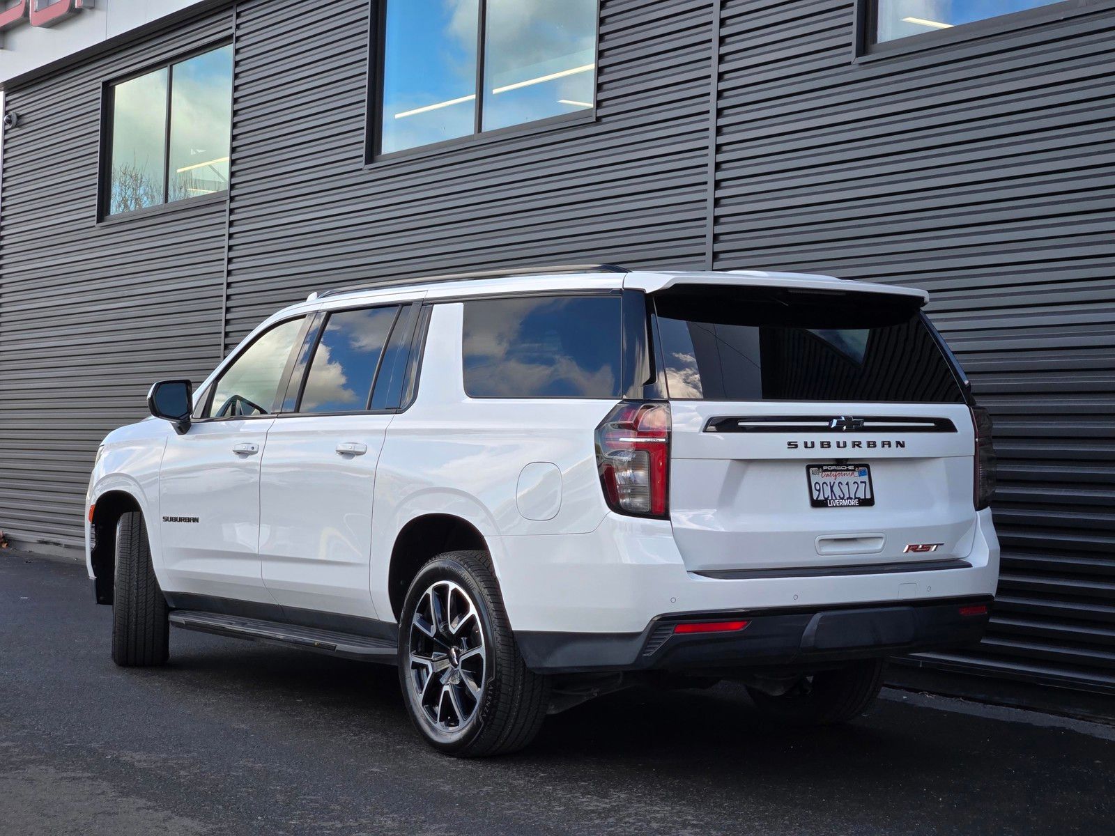 2023 Chevrolet Suburban RST photo 2