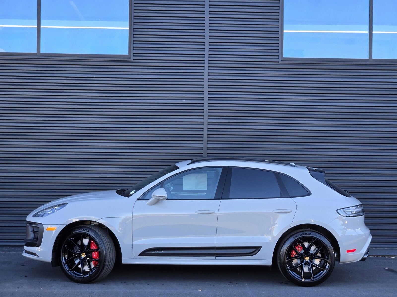 2026 Porsche Macan GTS photo 2