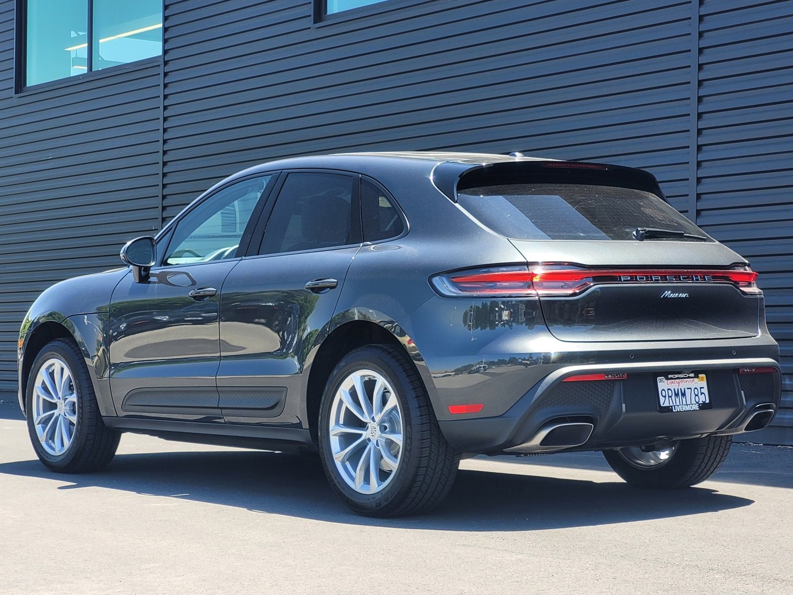 2025 Porsche Macan photo 3