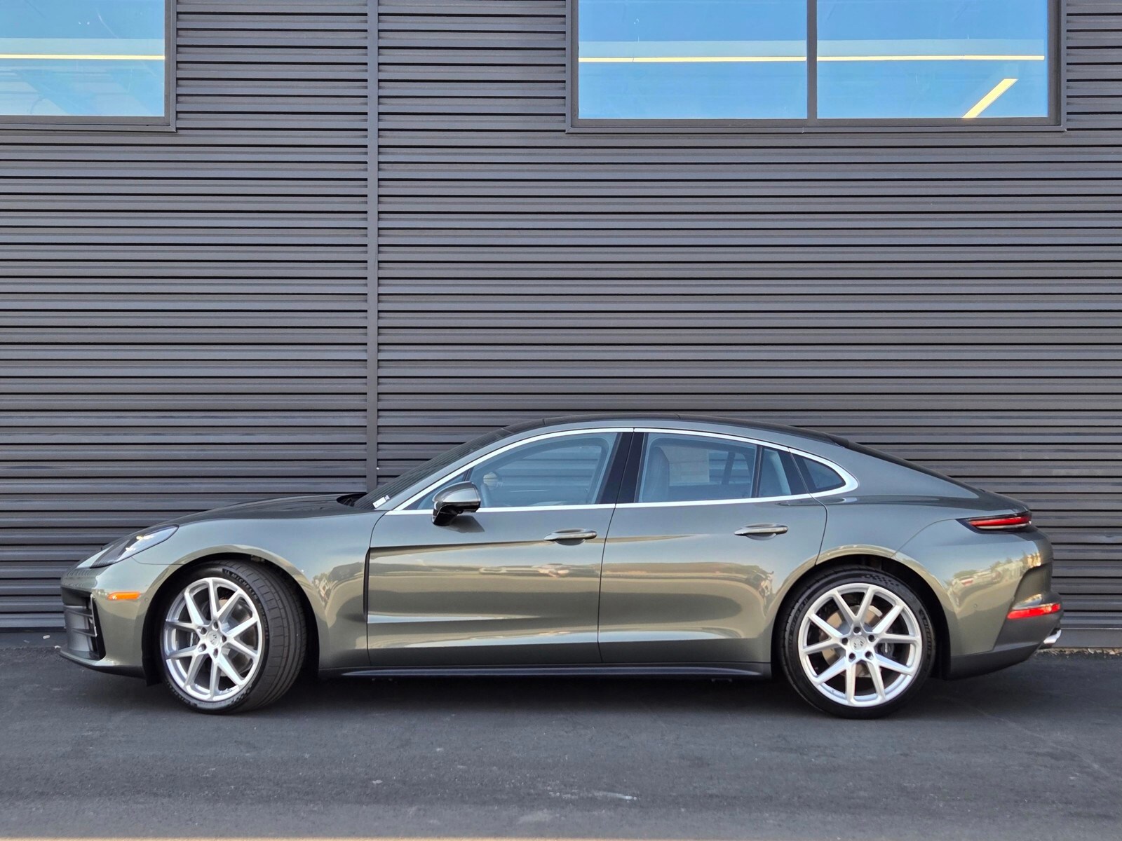2025 Porsche Panamera 4 photo 2