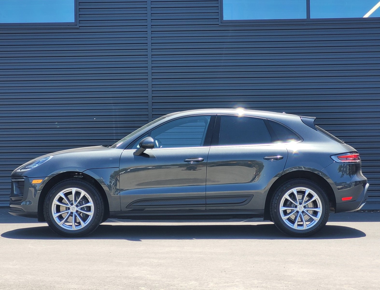 2025 Porsche Macan photo 2